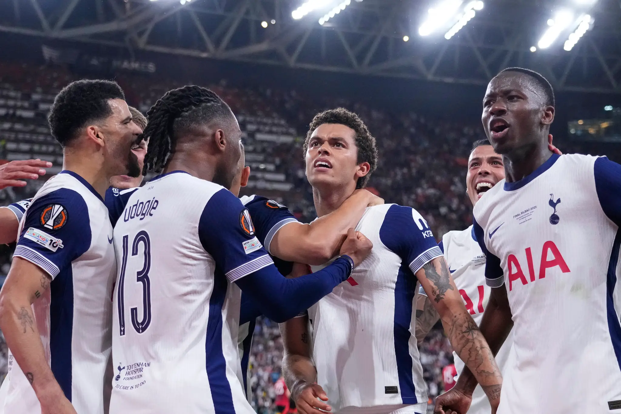 Futbalista Tottenhamu Brennan Johnson (uprostred) sa teší so spoluhráčmi z gólu.
