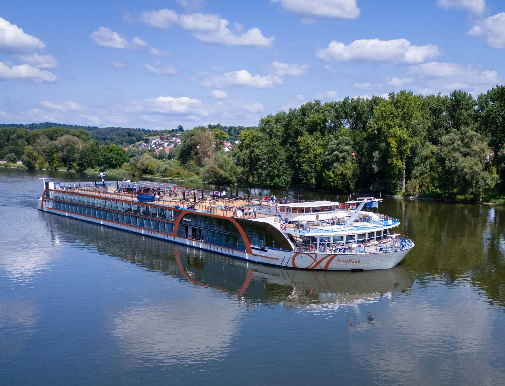 Najväčšia riečna loď v Európe bude plávať aj cez Bratislavu