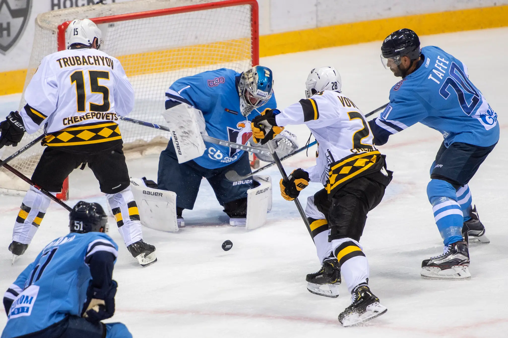 Sprava Jeff Taffe (Slovan), Daniil Vovčenko (Severstaľ), Marek Čiliak (Slovan) a Jurij Trubačov(Severstaľ).