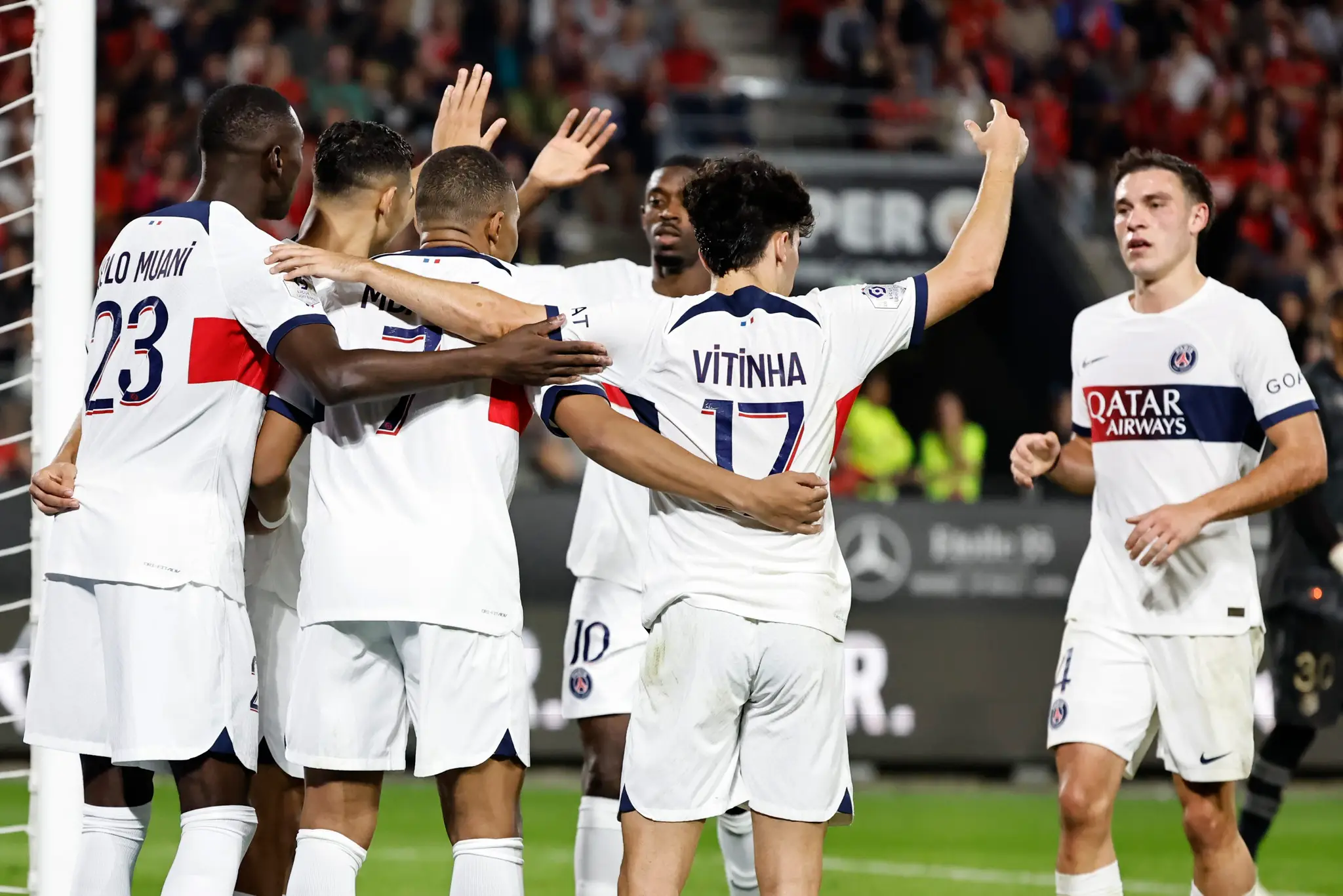Hráči PSG oslavujú gól.