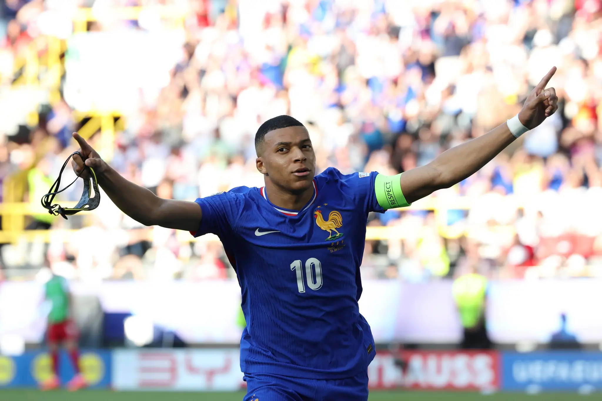 Kylian Mbappé oslavuje gól proti Poľsku