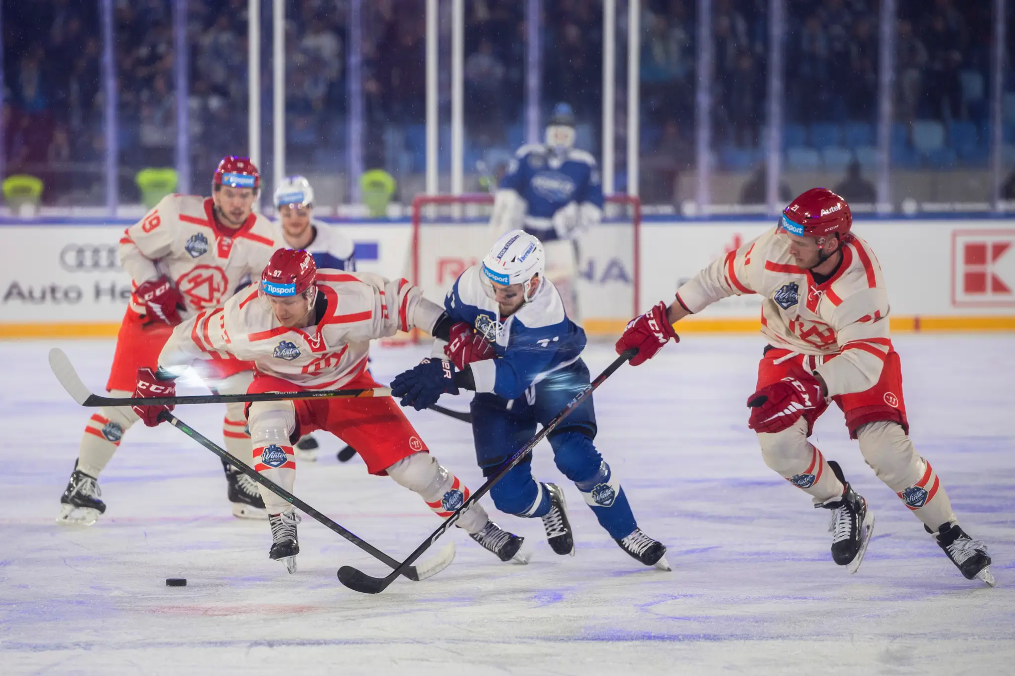 Na snímke v popredí zľava Štěpán Havránek (Oceláři), Adam Raška (Kometa) a Martin Marinčin (Oceláři) počas zápasu na hokejovom podujatí Kaufland Winter Games.