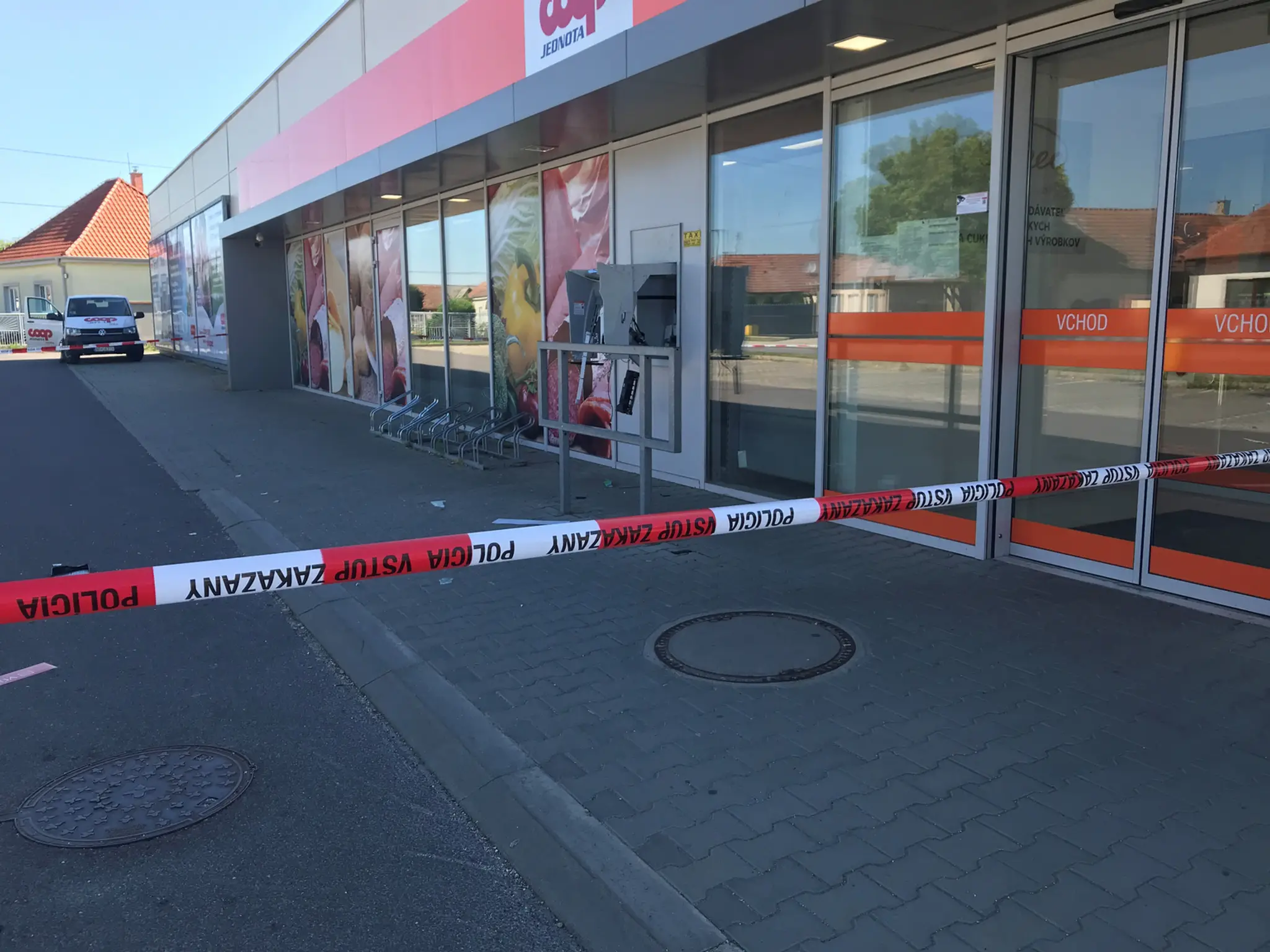 Zničený bankomat v obci Výčapy - Opatovce.