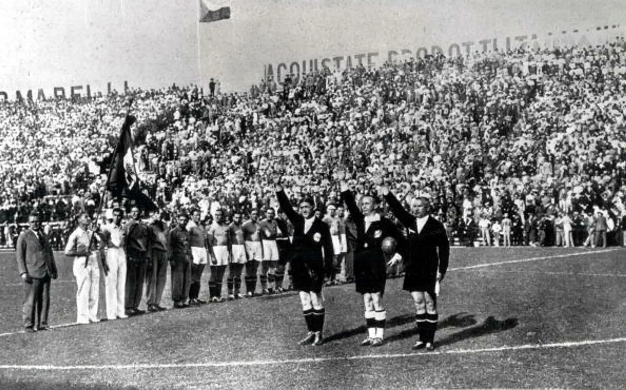 Rozhodcovia zdravia vodcu fašistického Talianska Benita Mussoliniho pred finále futbalových MS 1934.