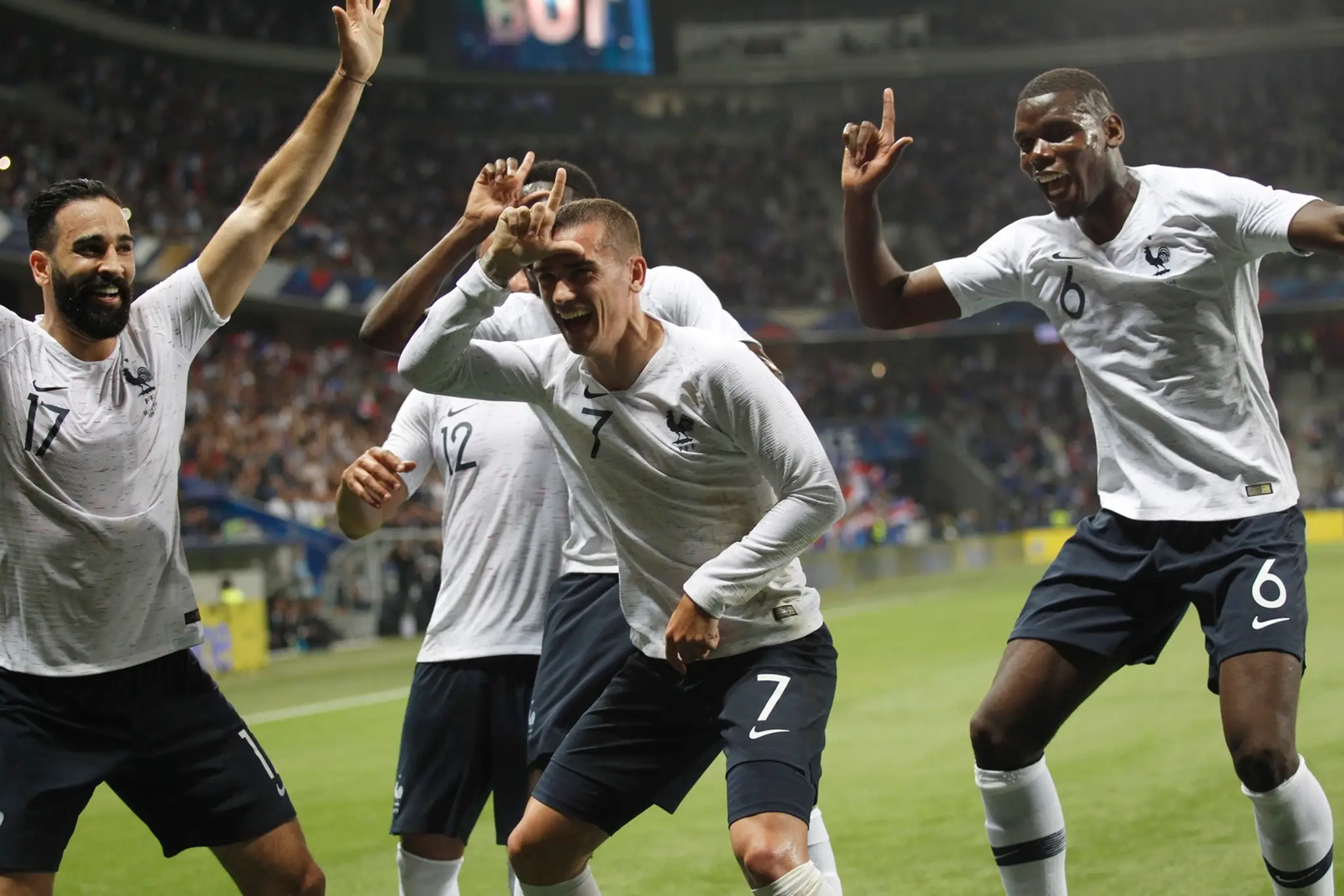 Radosť z gólu futbalistov Francúzska