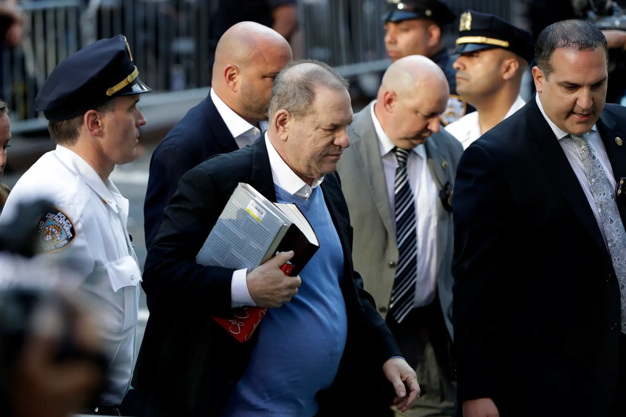 Weinstein prišiel na policajnú stanicu v New Yorku. 