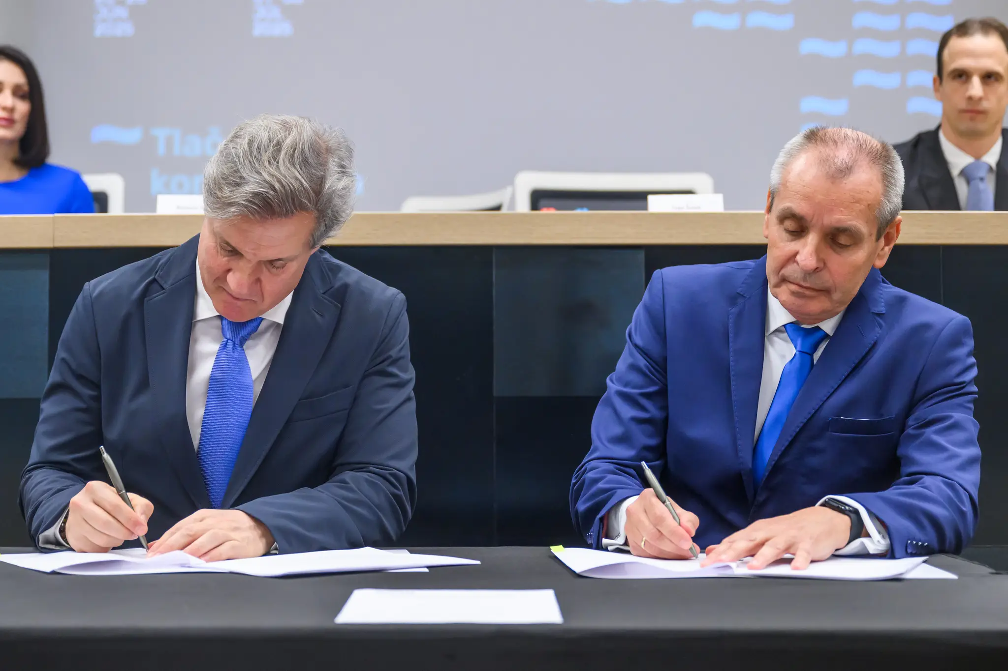 Na snímke zľava prezident European Aquatics Antonio Silva a prezident Slovenskej plaveckej federácie Ivan Šulek podpisujú zmluvy