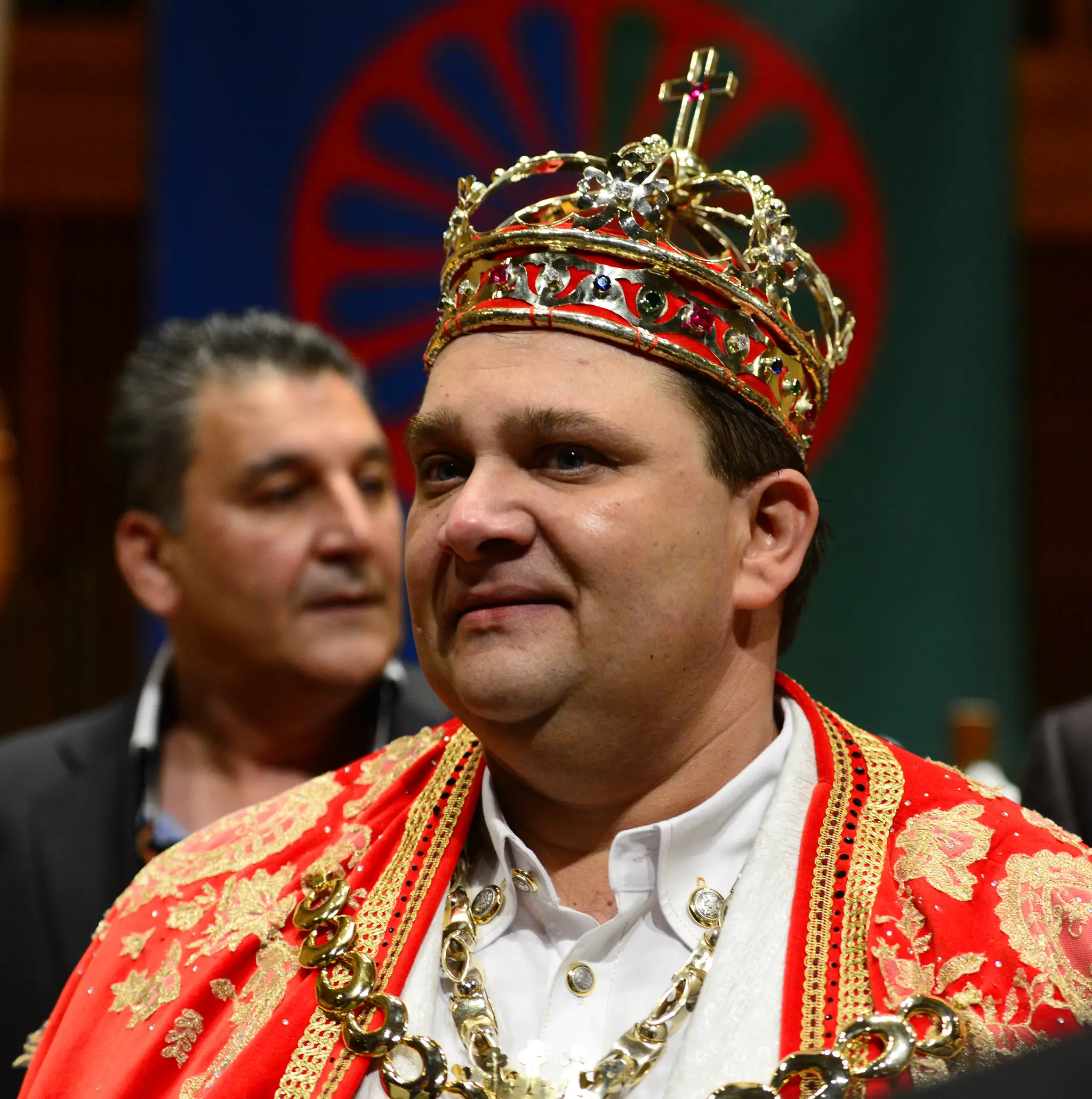 Rómsky kráľ Róbert Botoš pri korunovácii v roku 2014
