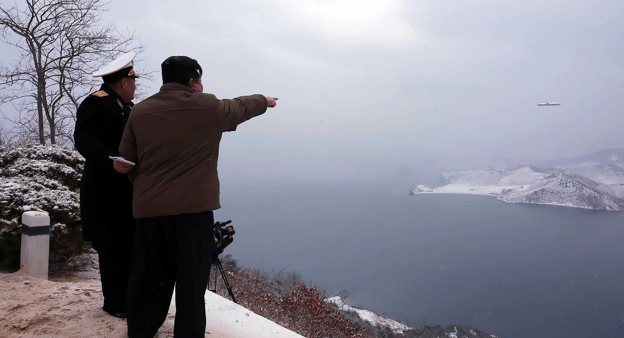 Kim Čong-un sleduje odpálenie rakiet.