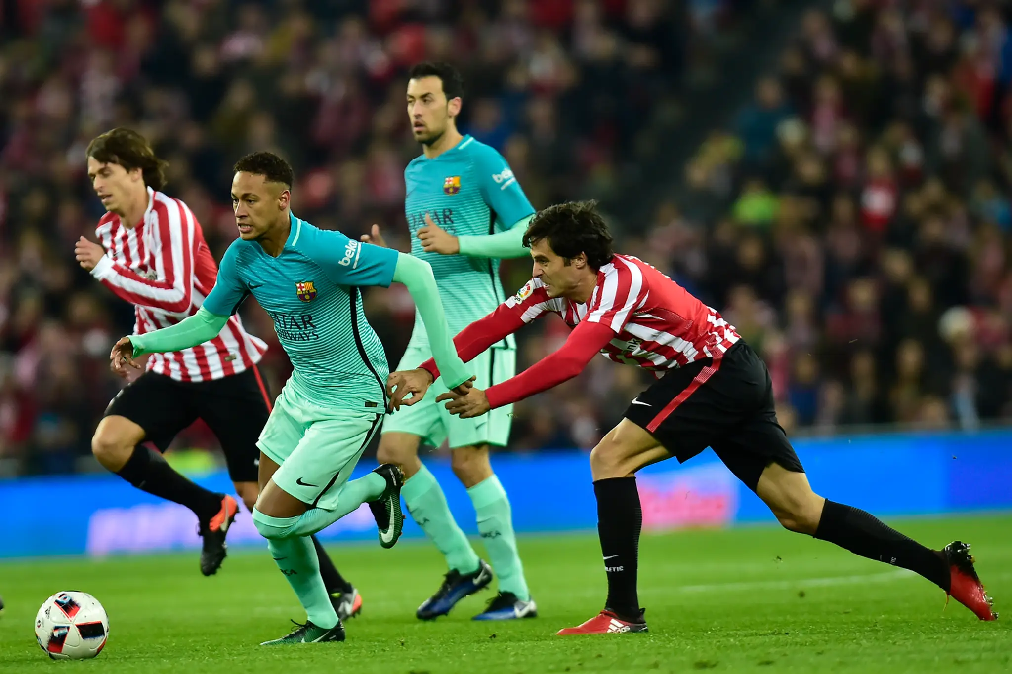 Neymar (Barcelona) sa prediera okolo Andera Iturraspeho (Bilbao) v osemfinále španielsko kráľovského pohára.