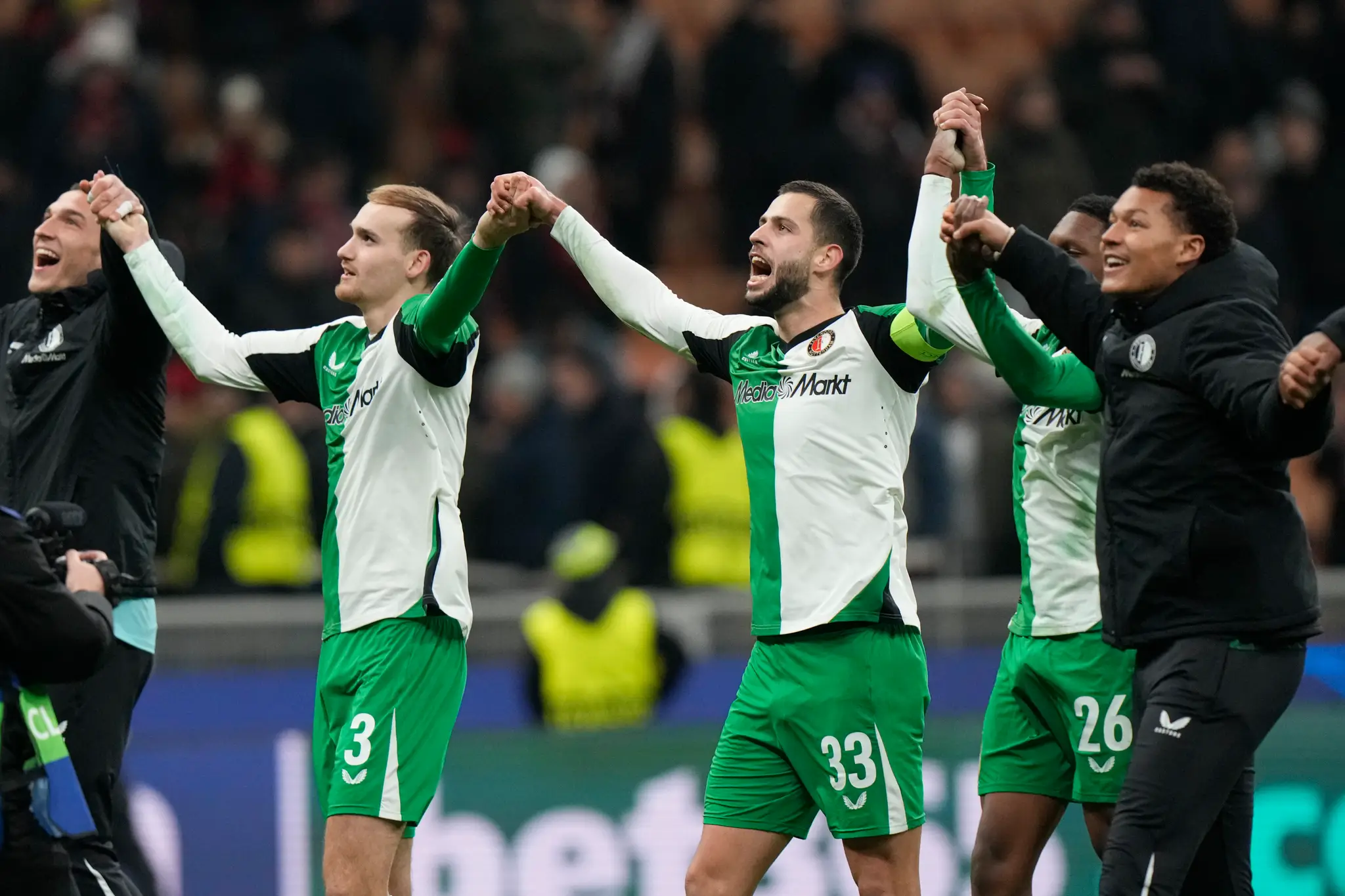  Hráči Feyenoordu oslavujú po zápase odvety play off o osemfinále Ligy majstrov.