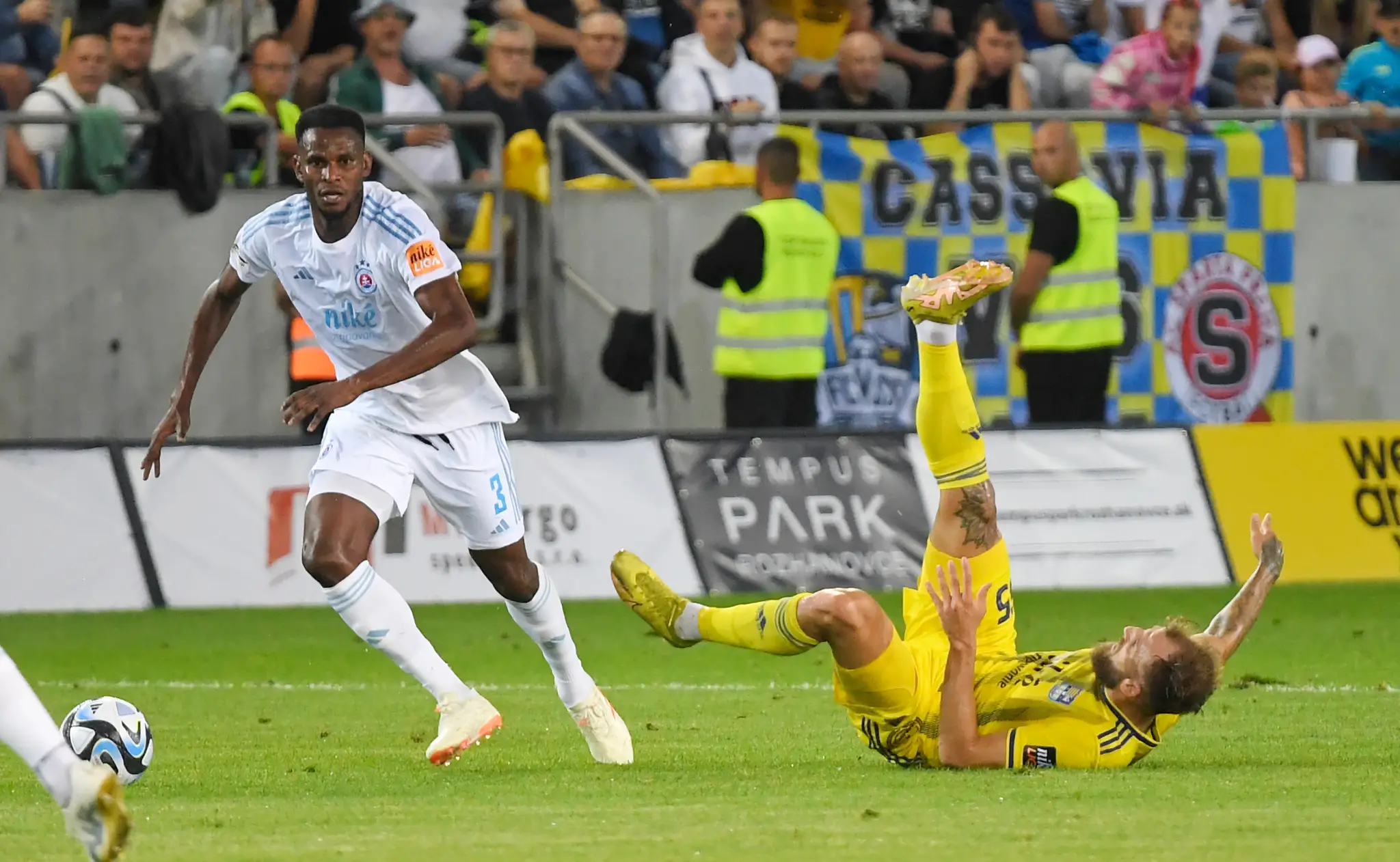 Na snímke sprava Žan Medved (Košice) a Uche Henry Agbo (Slovan).