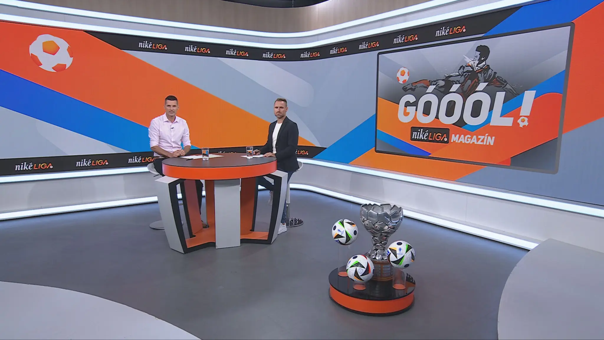 Moderátor Marián Tomčák a futbalový expert Stanislav Angelovič.