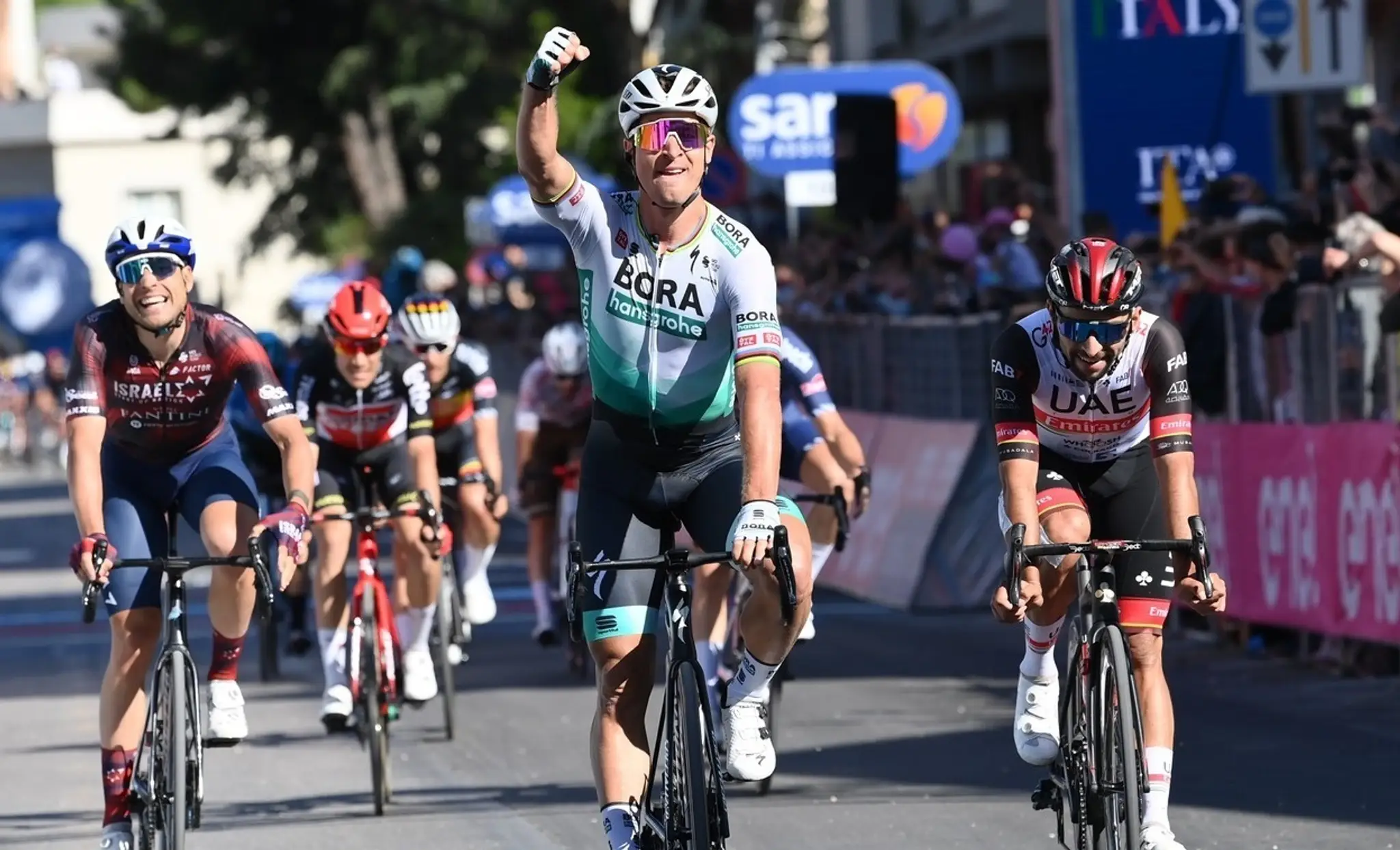 Peter Sagan sa teší z triumfu v 10. etape na Gire.