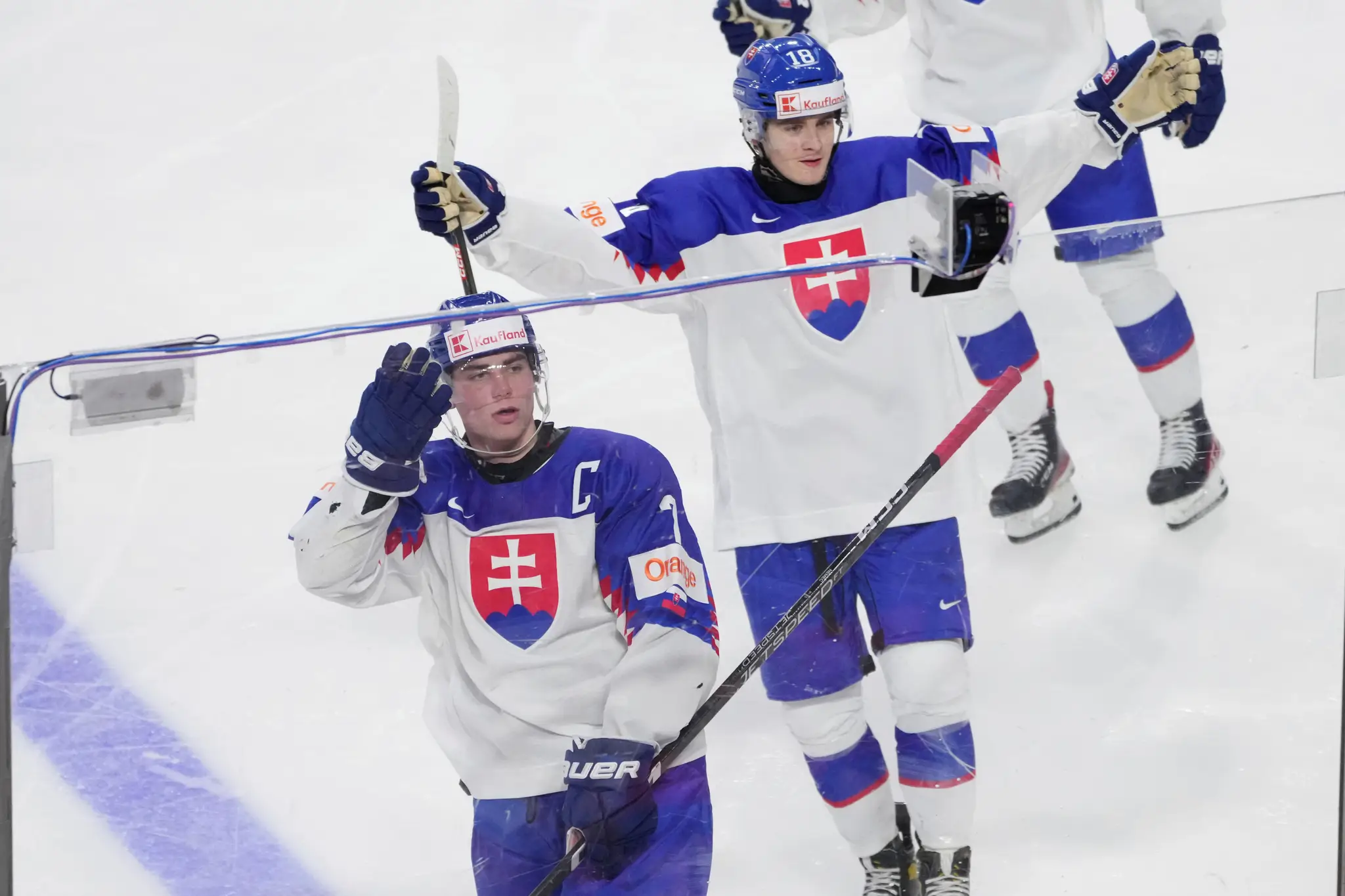 Slovenskí hokejisti Šimon Nemec (vľavo) a Servác Petrovický.