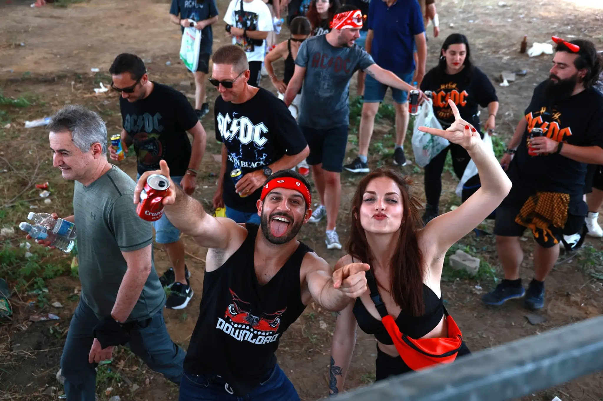 Fanúšikovia AC/DC prichádzajú na koncert v španielskej Seville.