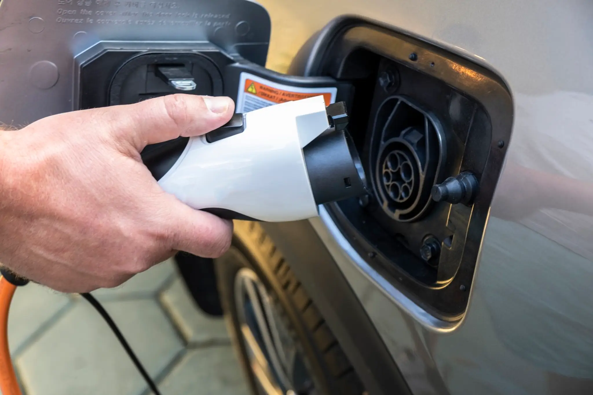 Na snímke je nabíjanie elektromobilu