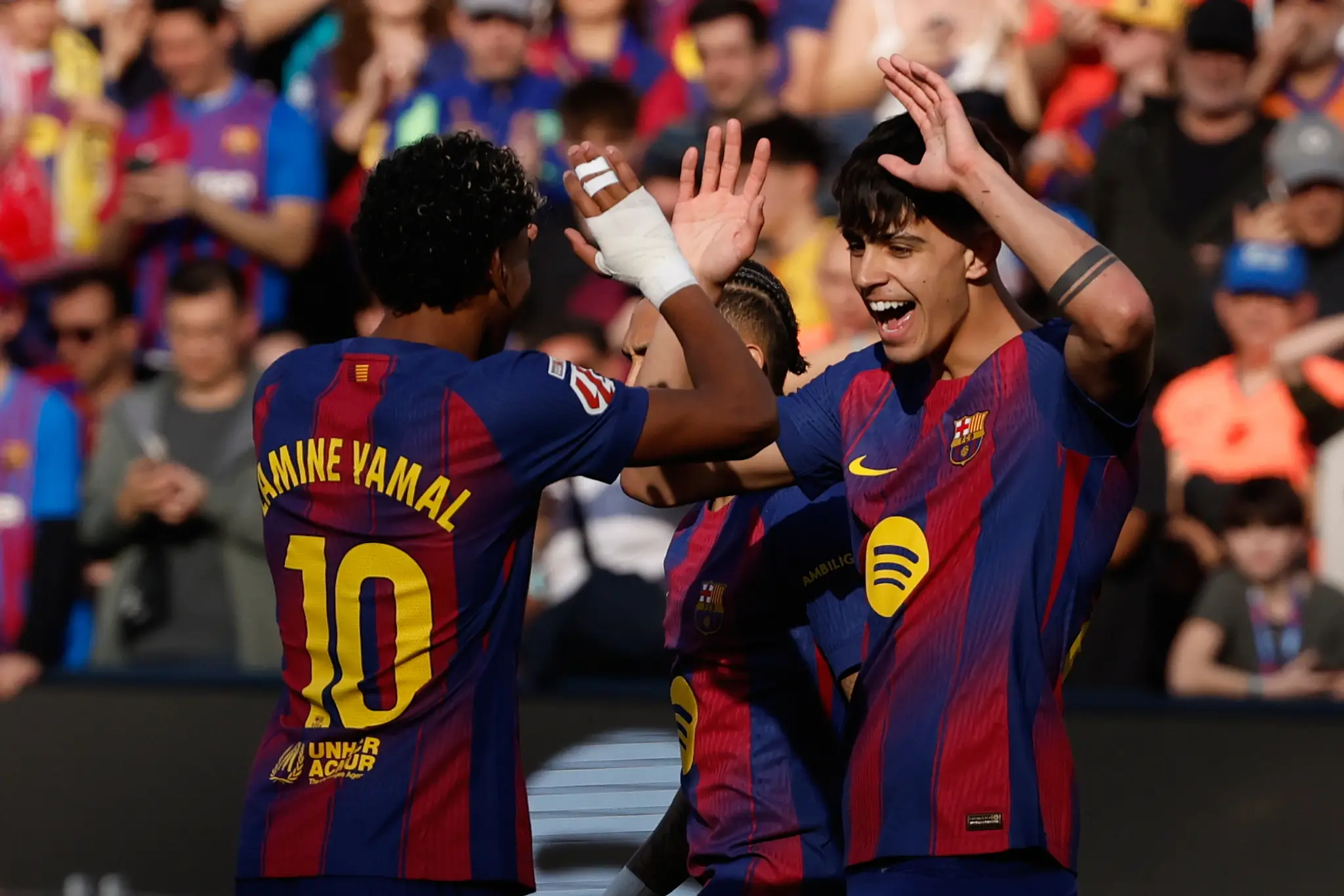 Hráči FC Barcelony Lamine Yamal (vľavo) a Marc Bernal sa tešia z gólu.