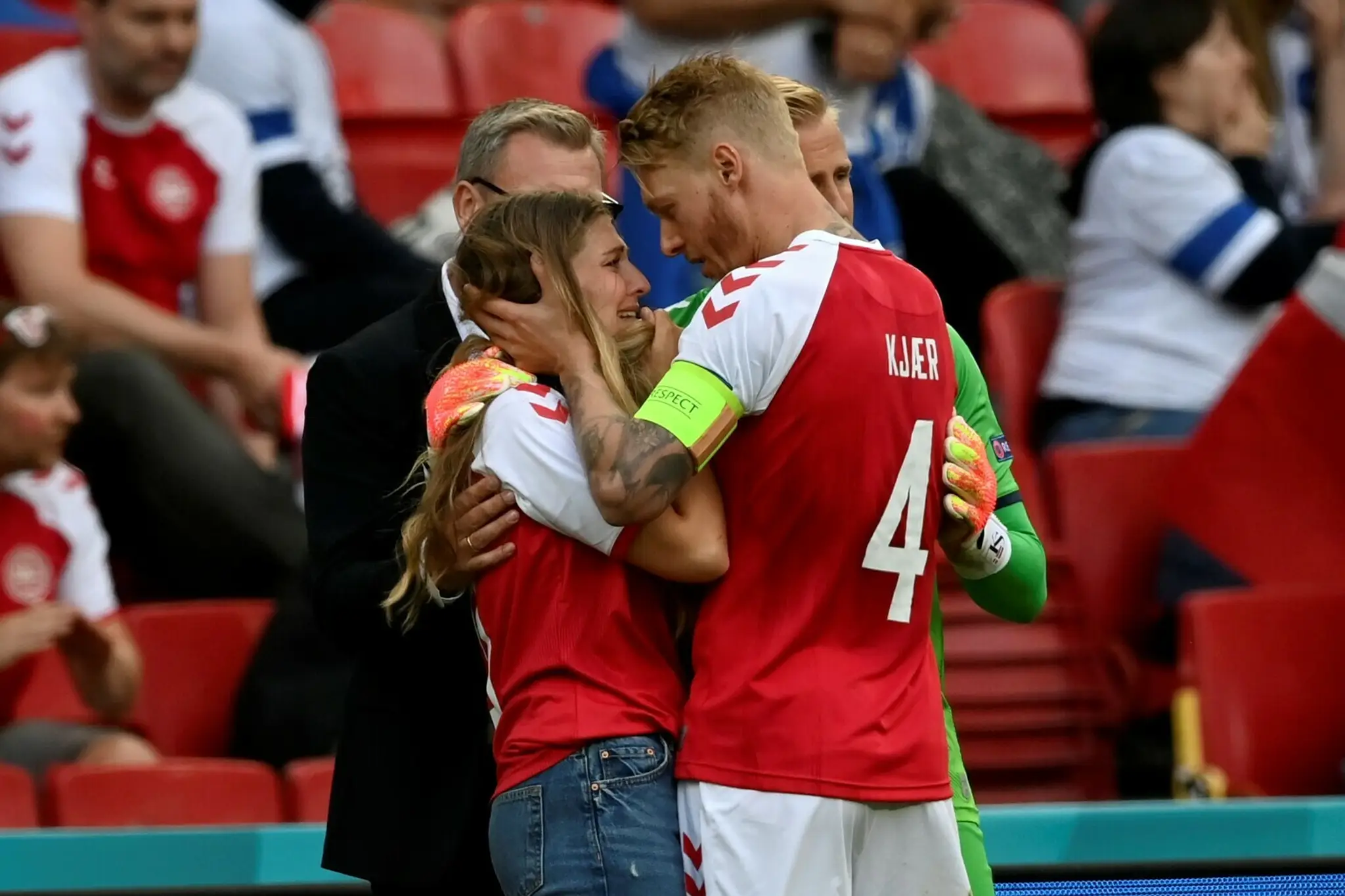 Eriksenovu manželku utešuje kapitán Kjaer