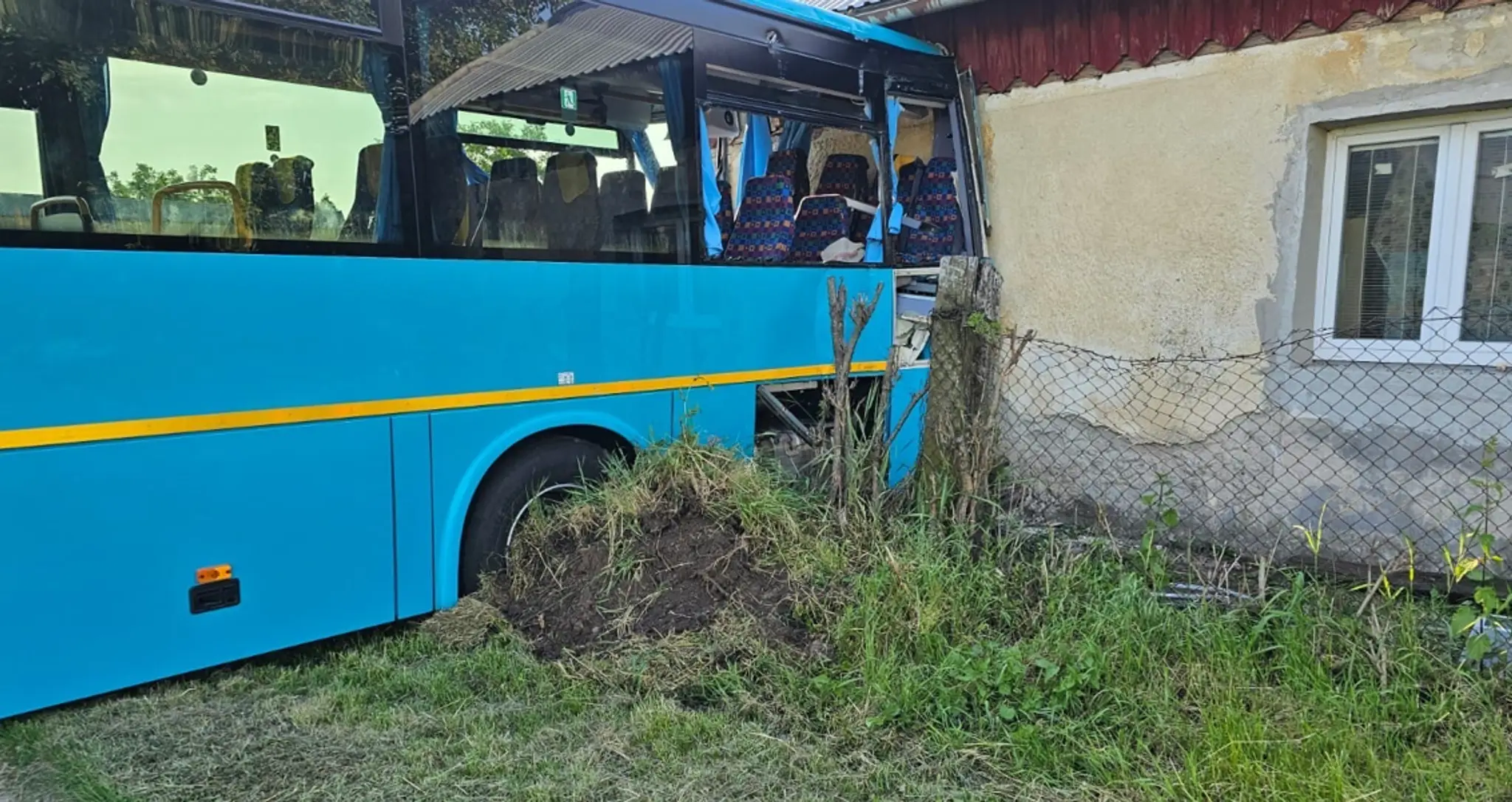 Zrážka vlaku s autobusom v Ivanke pri Nitre.