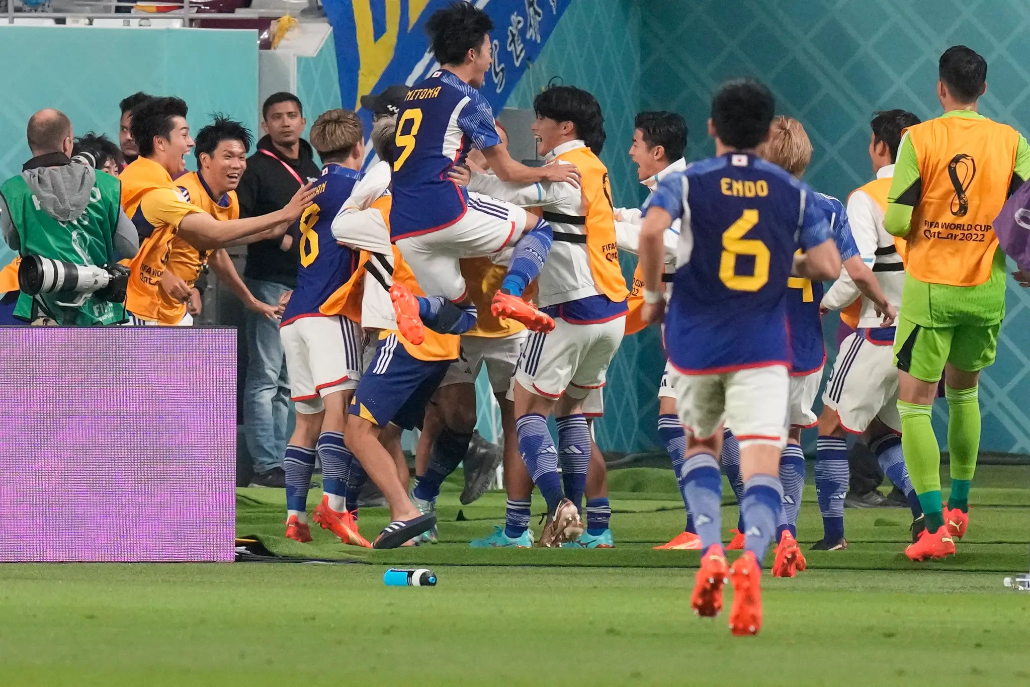 Japonskí hráči oslavujú gól proti Nemecku na MS 2022.