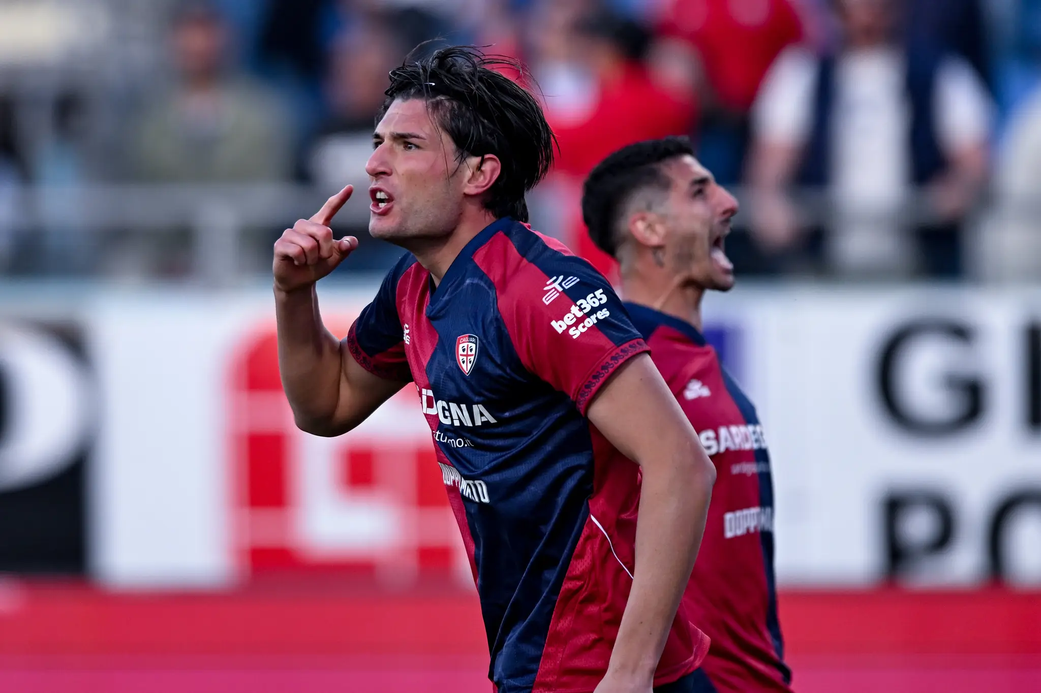 Hráč Cagliari Gennaro Borrelli oslavuje gól.