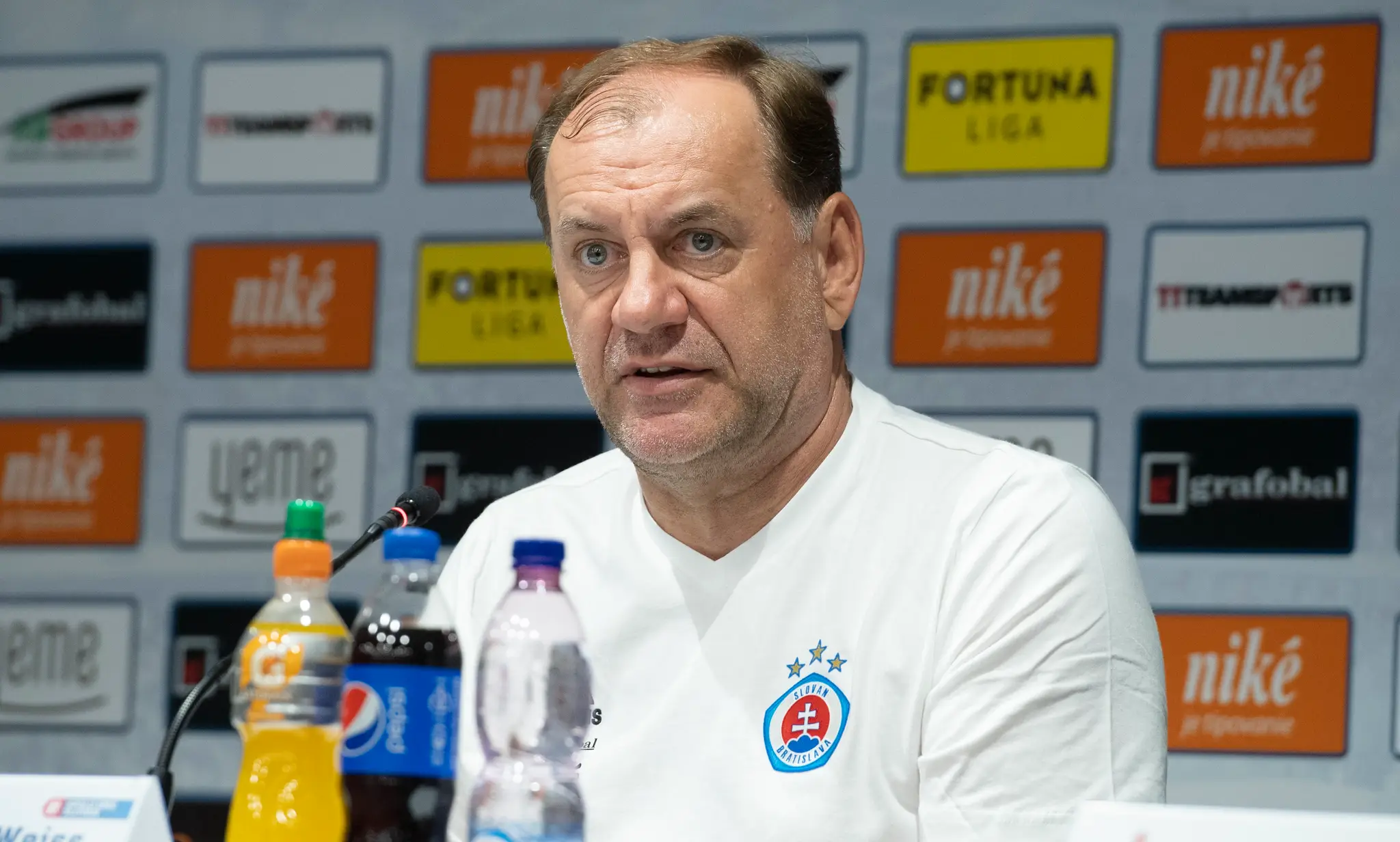 Na snímke tréner ŠK Slovan Vladimír Weiss st. počas tlačovej konferencie.