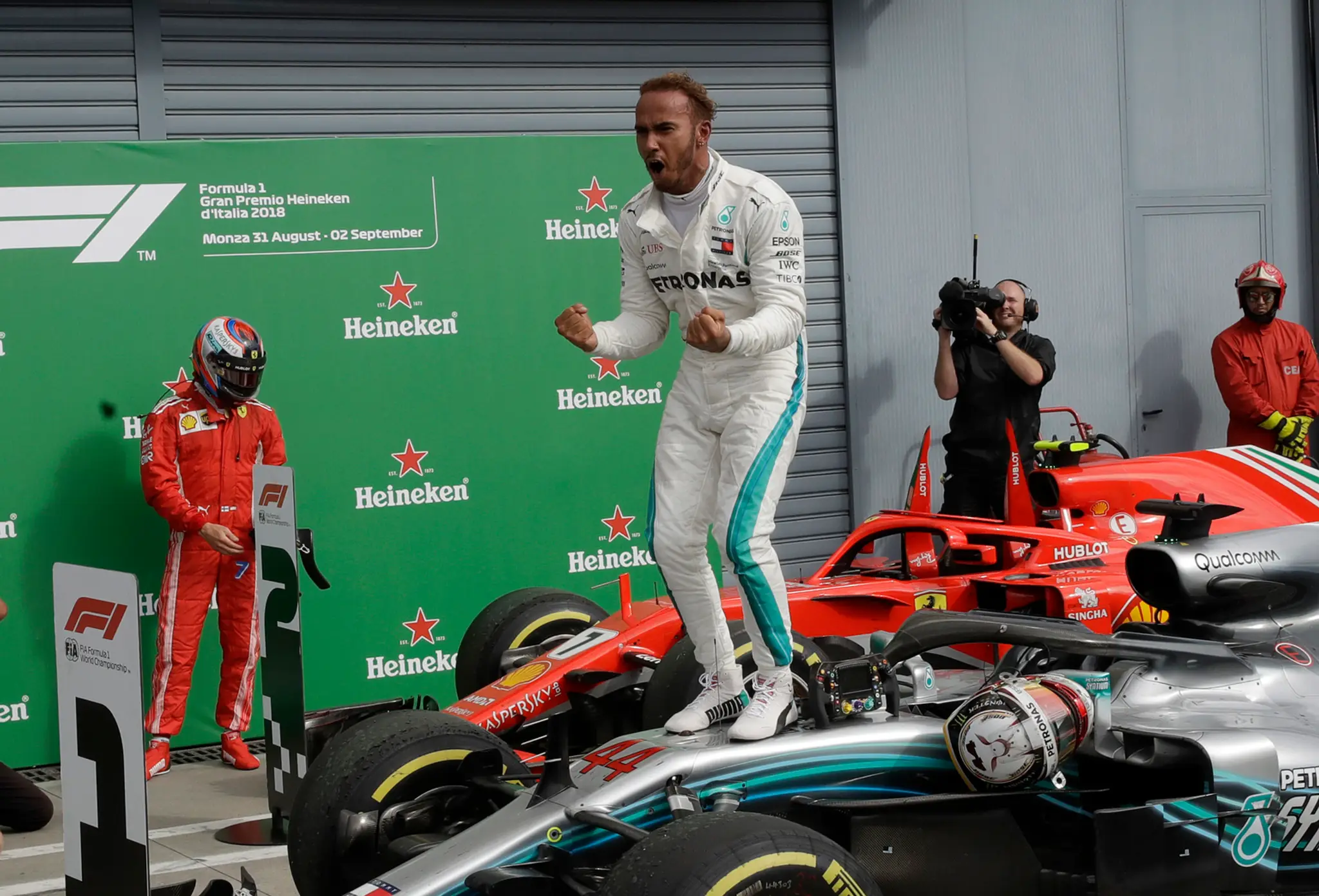 Lewis Hamilton sa teší z víťazstva na okruhu v talianskej Monze.