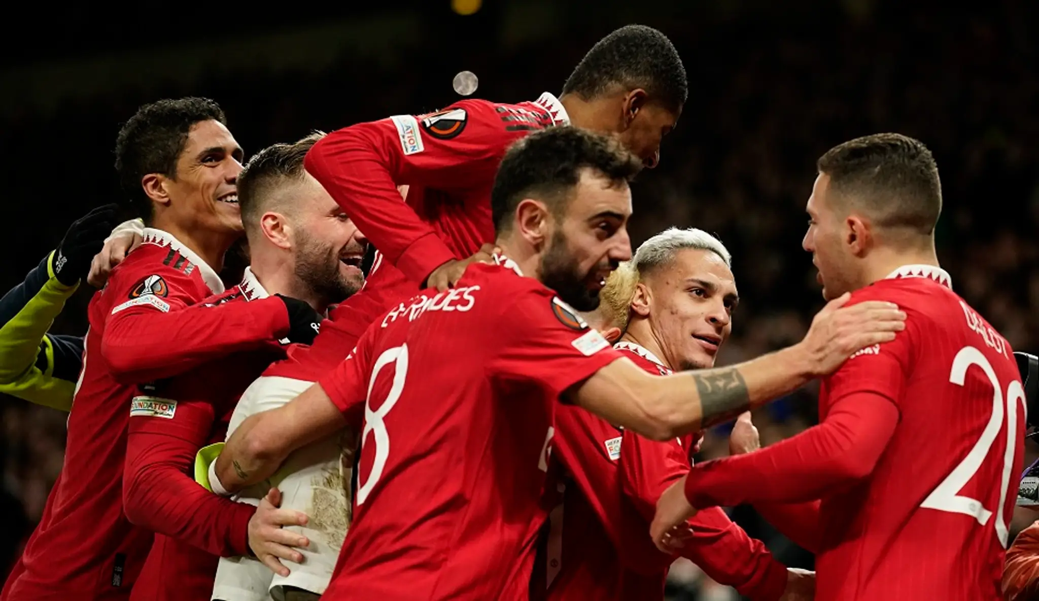 Hráči Manchestru United sa radujú po góle do siete Barcelony.
