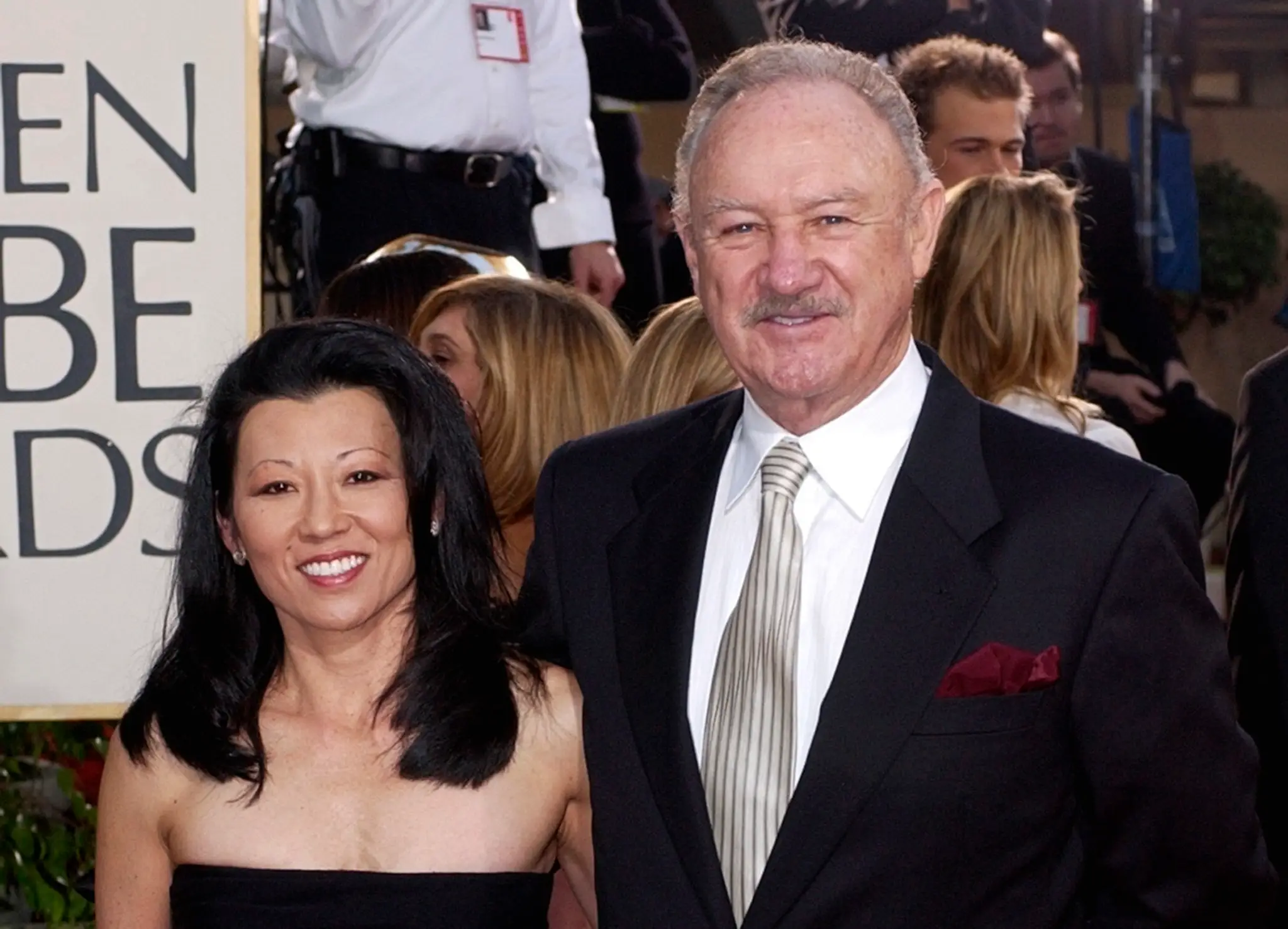 Na archívnej snímke z 19. januára 2003 americký herec Gene Hackman (vpravo) a jeho manželka Betsy Arakawa prichádzajú na 60. ročník udeľovania Zlatých glóbusov v Beverly Hills.