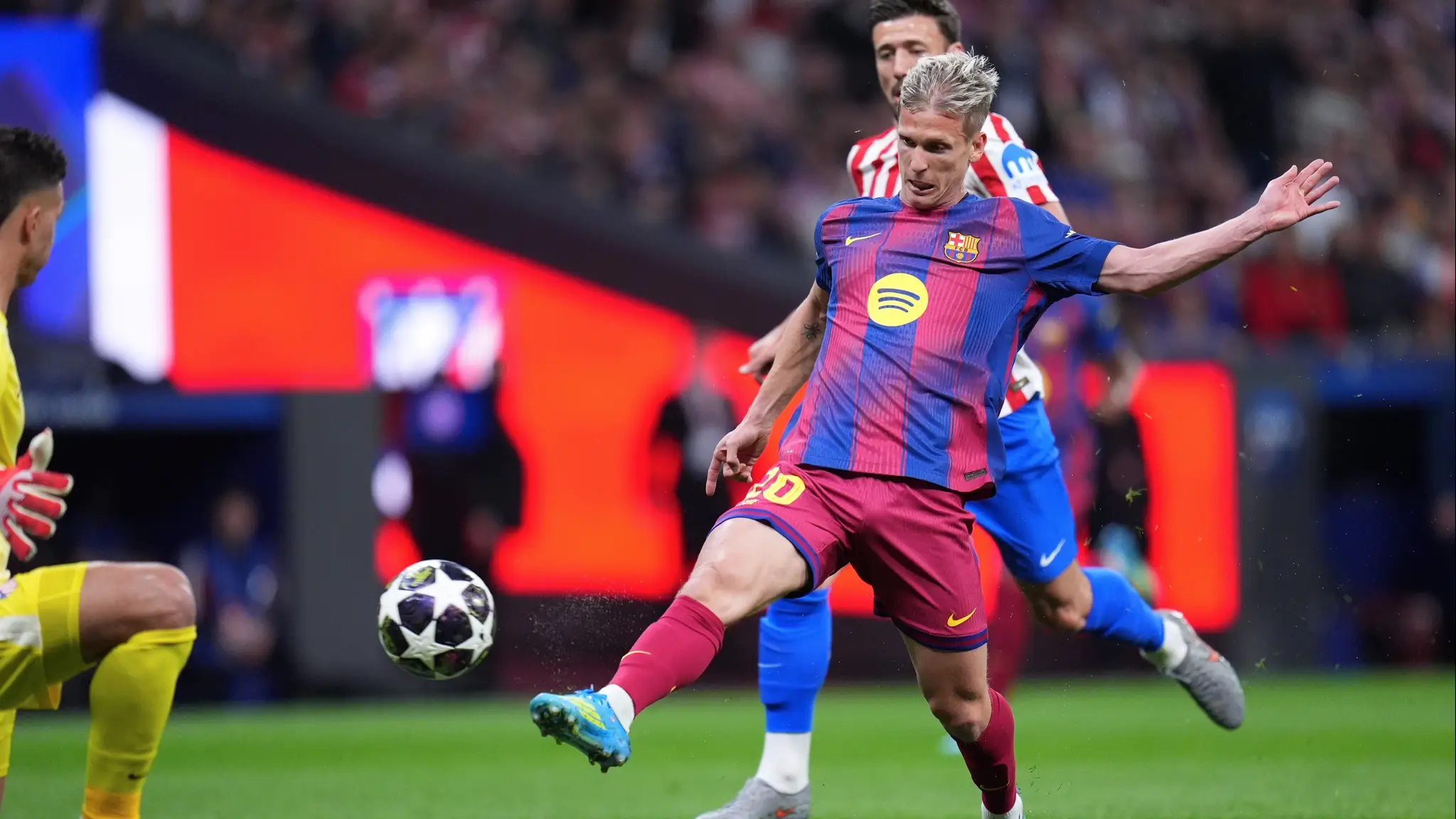 Brankár Atlético Madrid Juan Musso (vľavo) bráni pred Danim Olmom z Barcelony. (cropped)