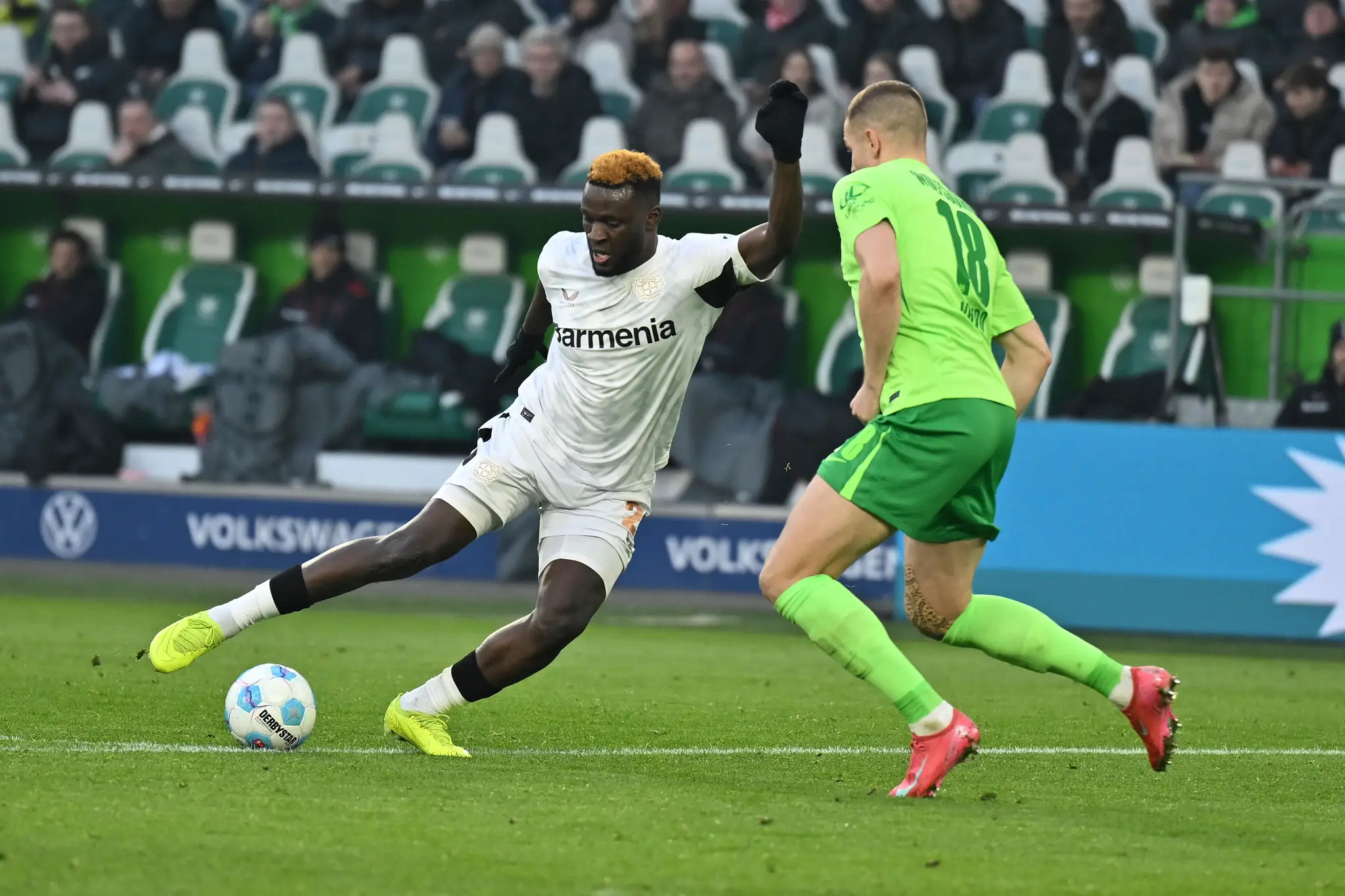 Slovenský futbalista v drese  Wolfsburgu Denis Vavro (vpravo).