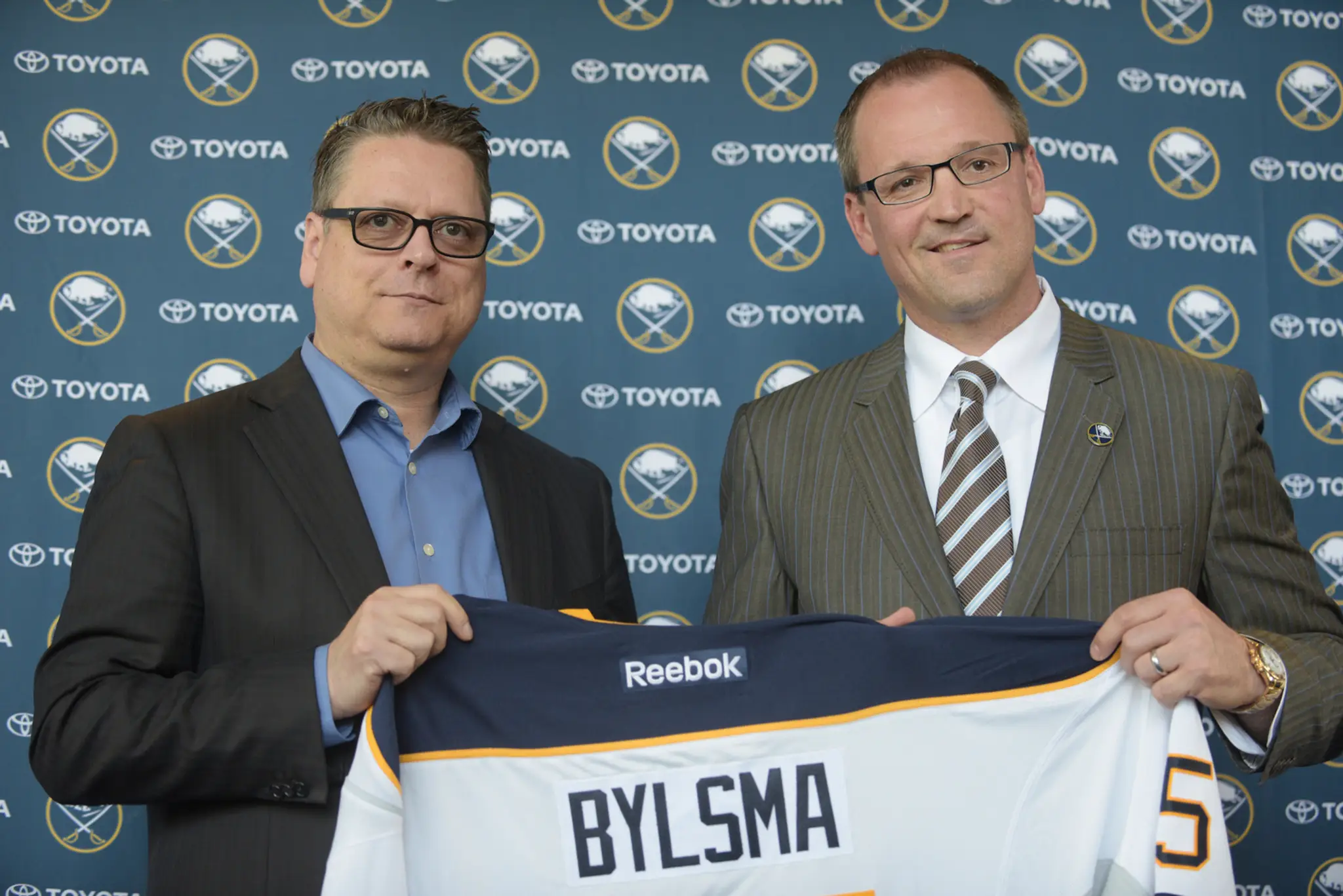 Bývalý generálny manažér Buffala Tim Murray (vľavo) a niekdajší kouč tímu Dan Bylsma.