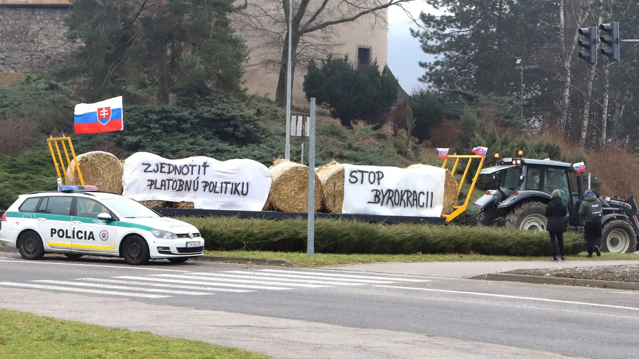 Slovenskí poľnohospodári protestujú.