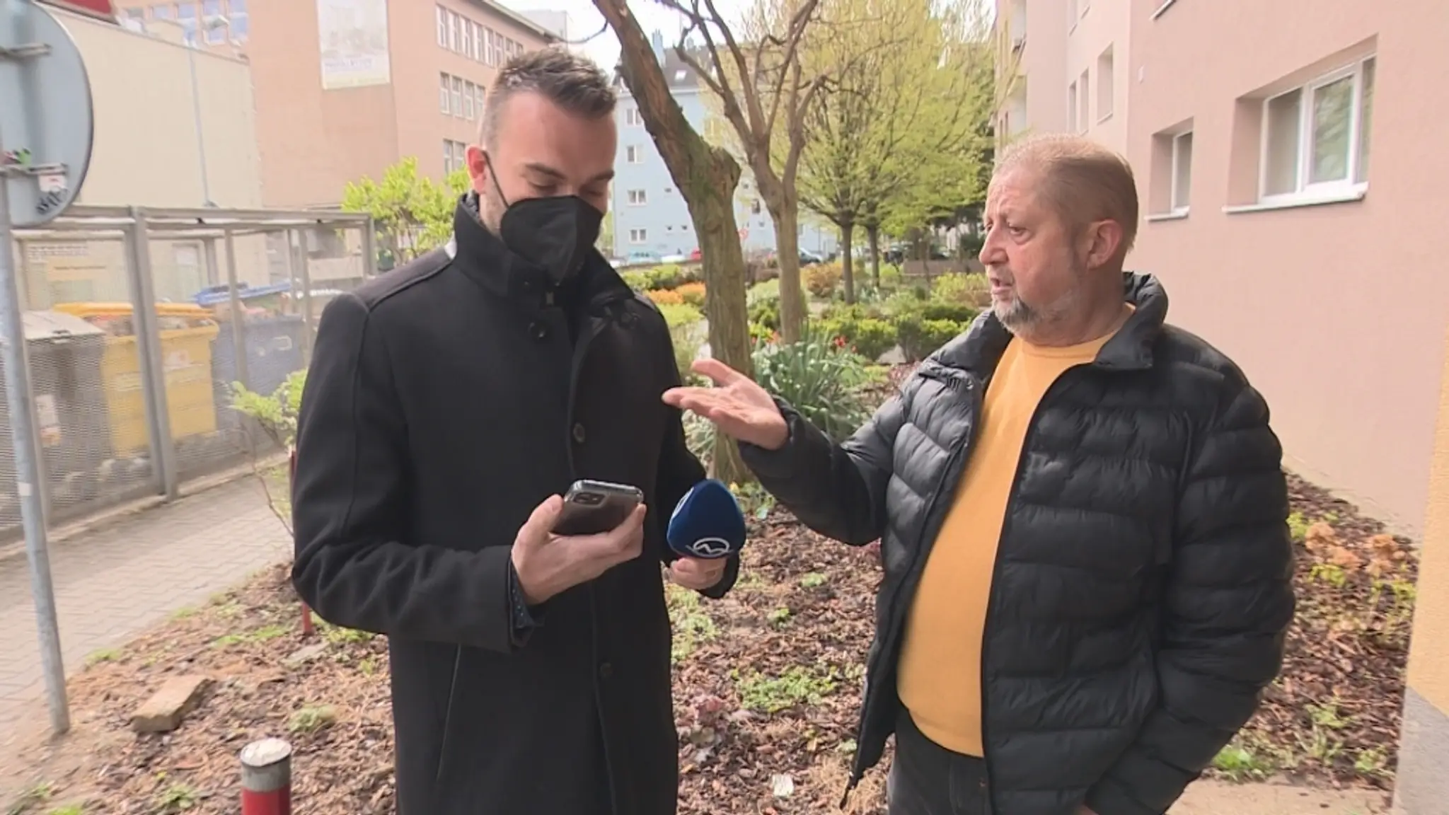 Reportér TV Markíza René Medzihradský a Štefan Harabin.