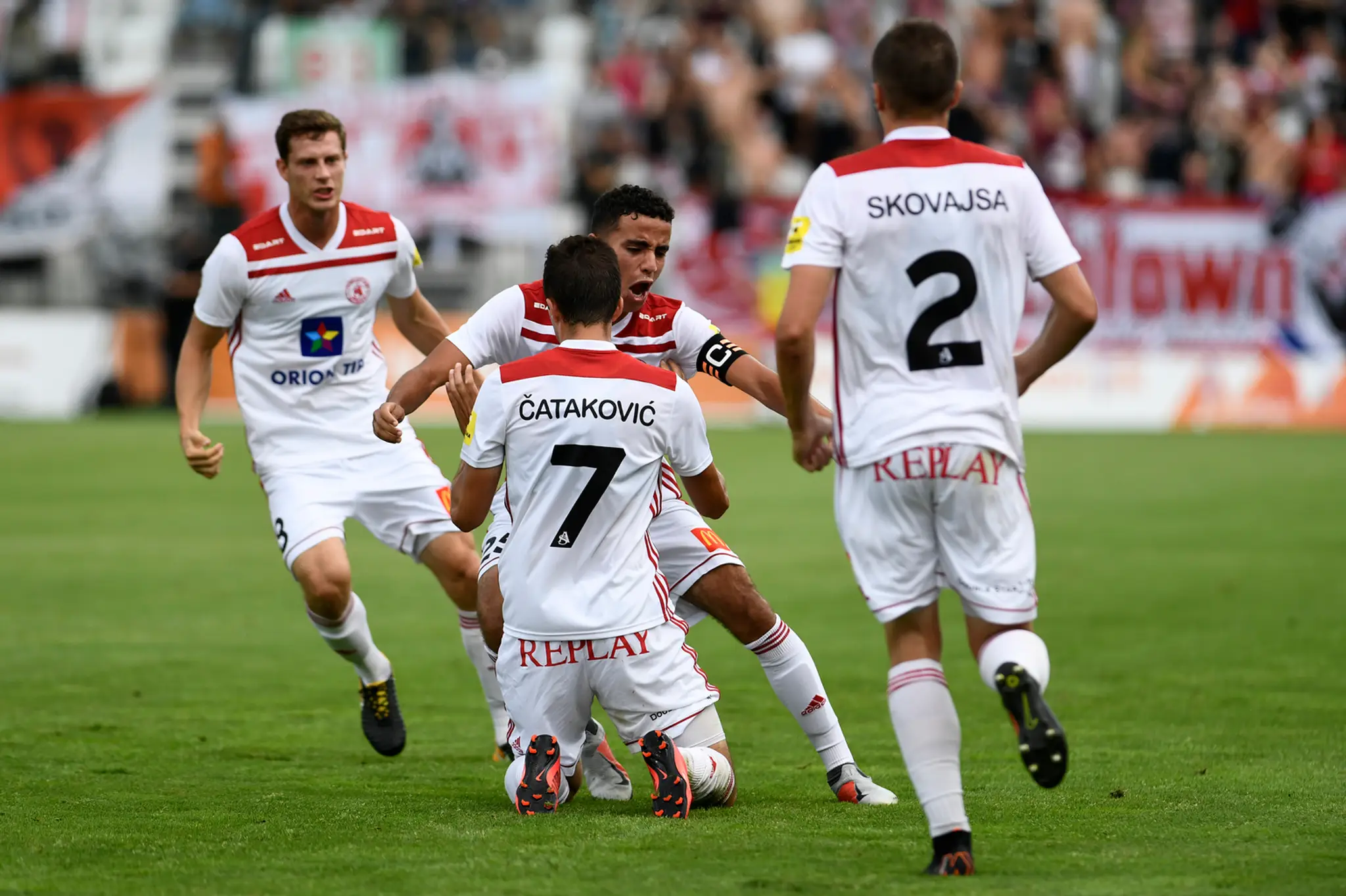 Zľava James Lawrence, Hamza Čatakovič, Achraf El Mahdioui a Lukáš Skovajsa oslavujú gól Trenčína v odvete 2. predkola EL proti Z