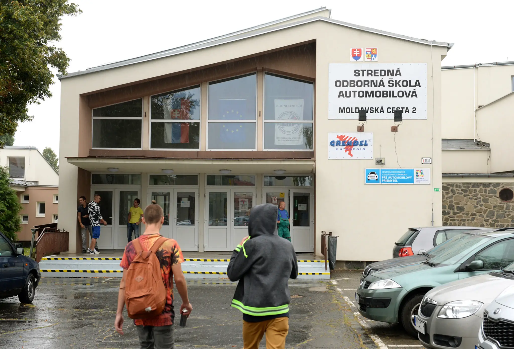 Na snímke žiaci prichádzajú do SOŠ automobilovej v Košiciach