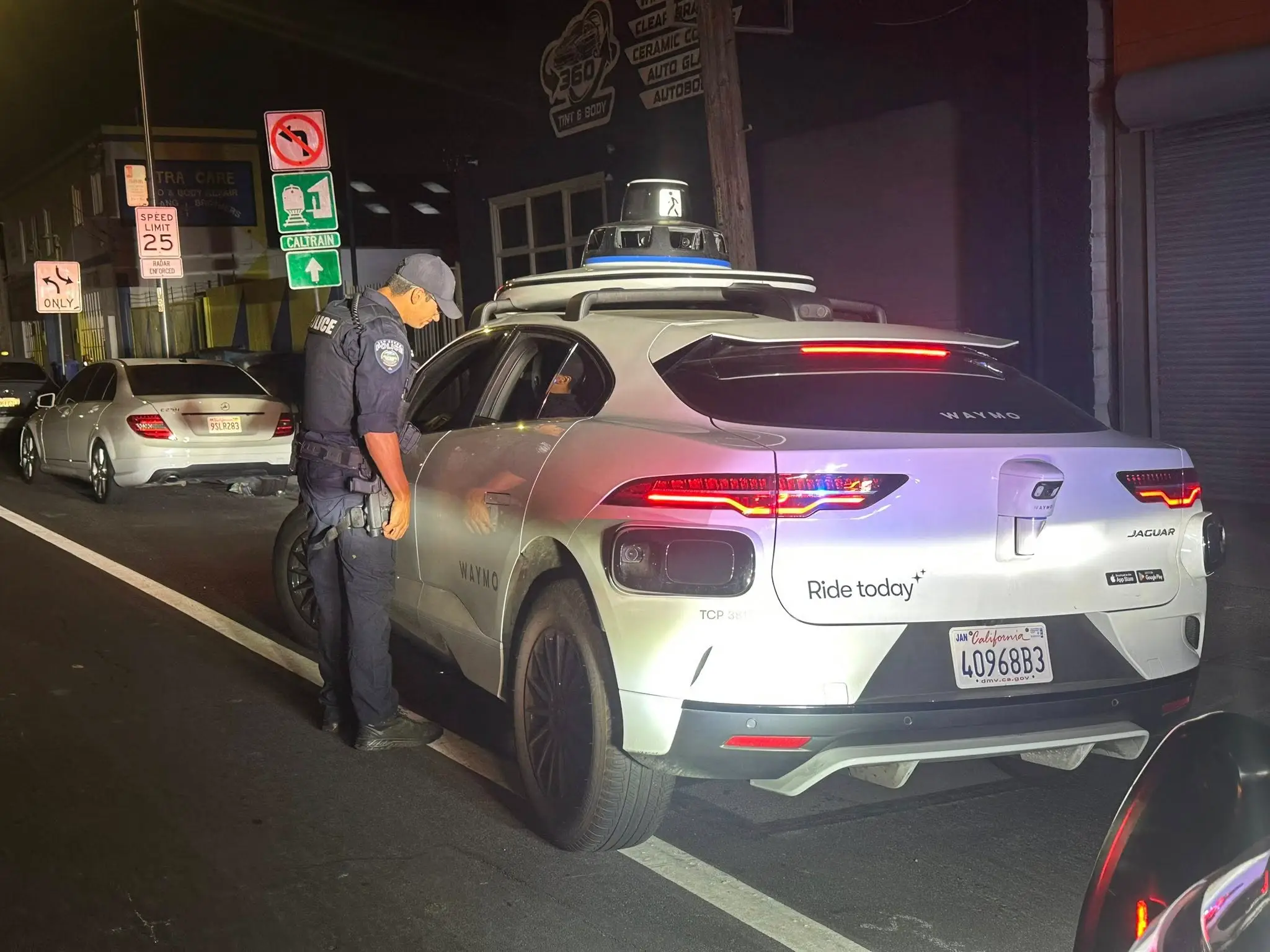 Kalifornská polícia chcela pokutovať auto bez vodiča.