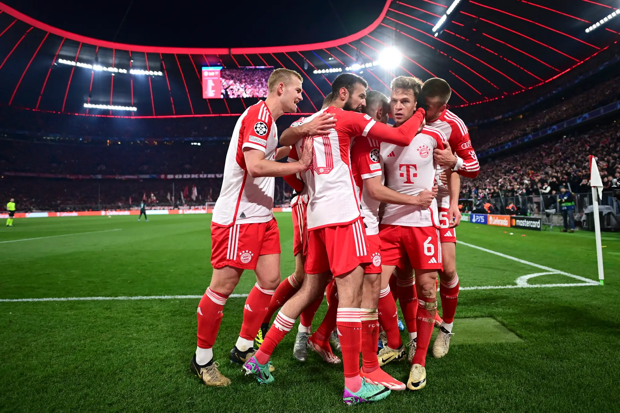 Futbalisti Bayernu Mníchov sa tešia po strelení gólu.