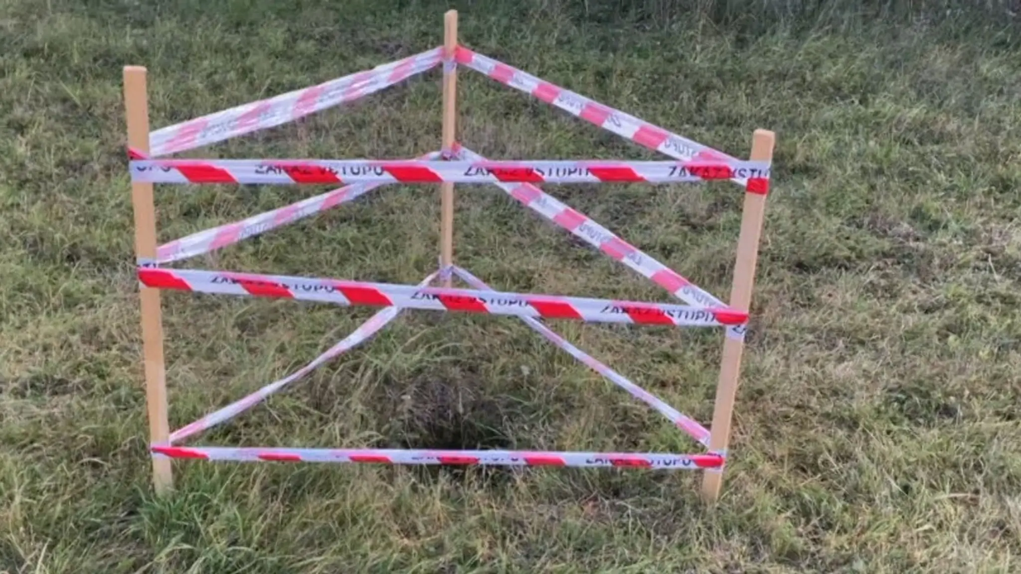 Diery v zemi na lúkach pri Handlovej označili páskou. 