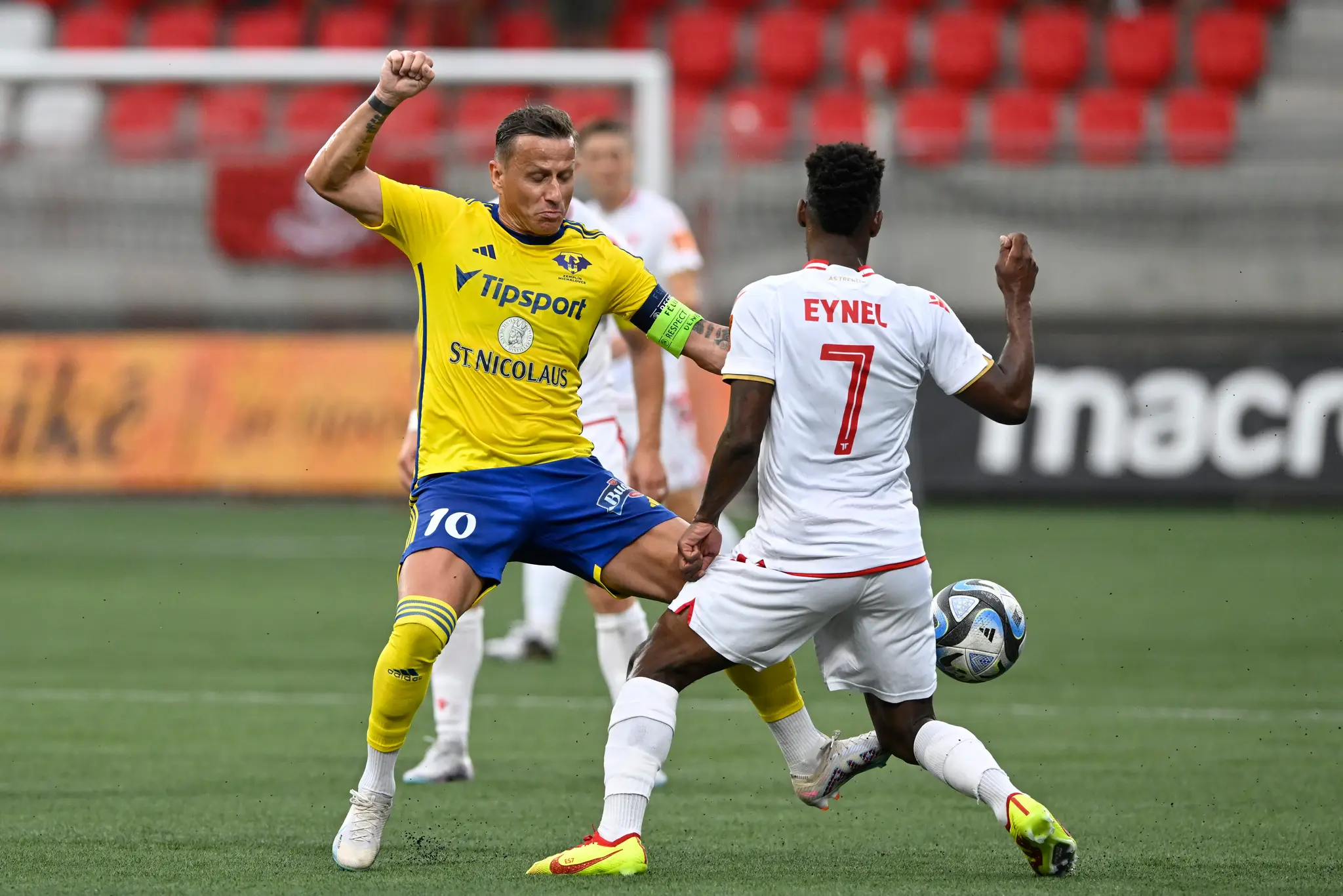 Zľava Igor Žofčák (Michalovce) a Eynel Soares (AS Trenčín) v zápase 2. kola Niké ligy.