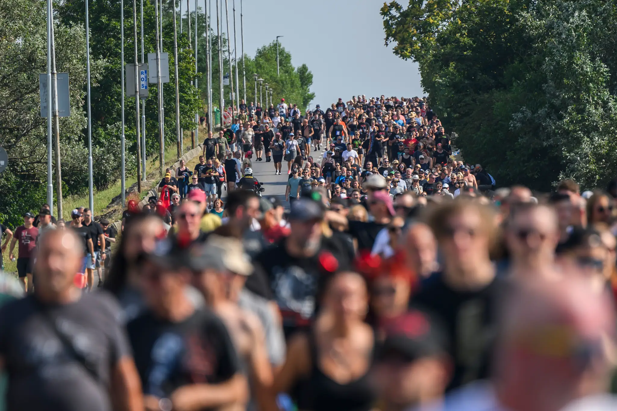Fanúšikovia počas príchodu na koncert AC/DC.