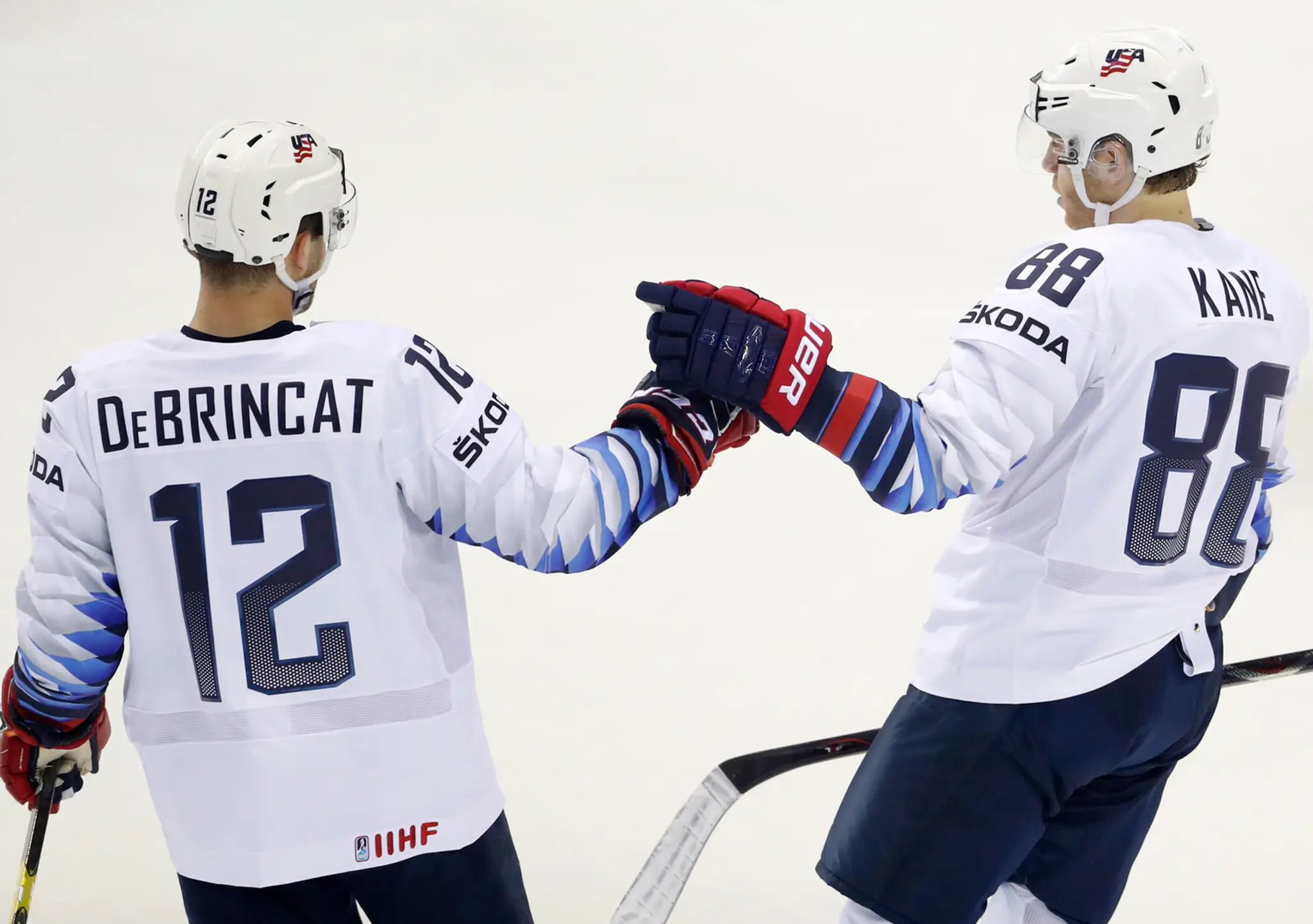 Američan Patrick Kane (vľavo) sa snaží prekonať gólmana Patrika Rybára cez Erika Černáka v dueli na MS 2019.