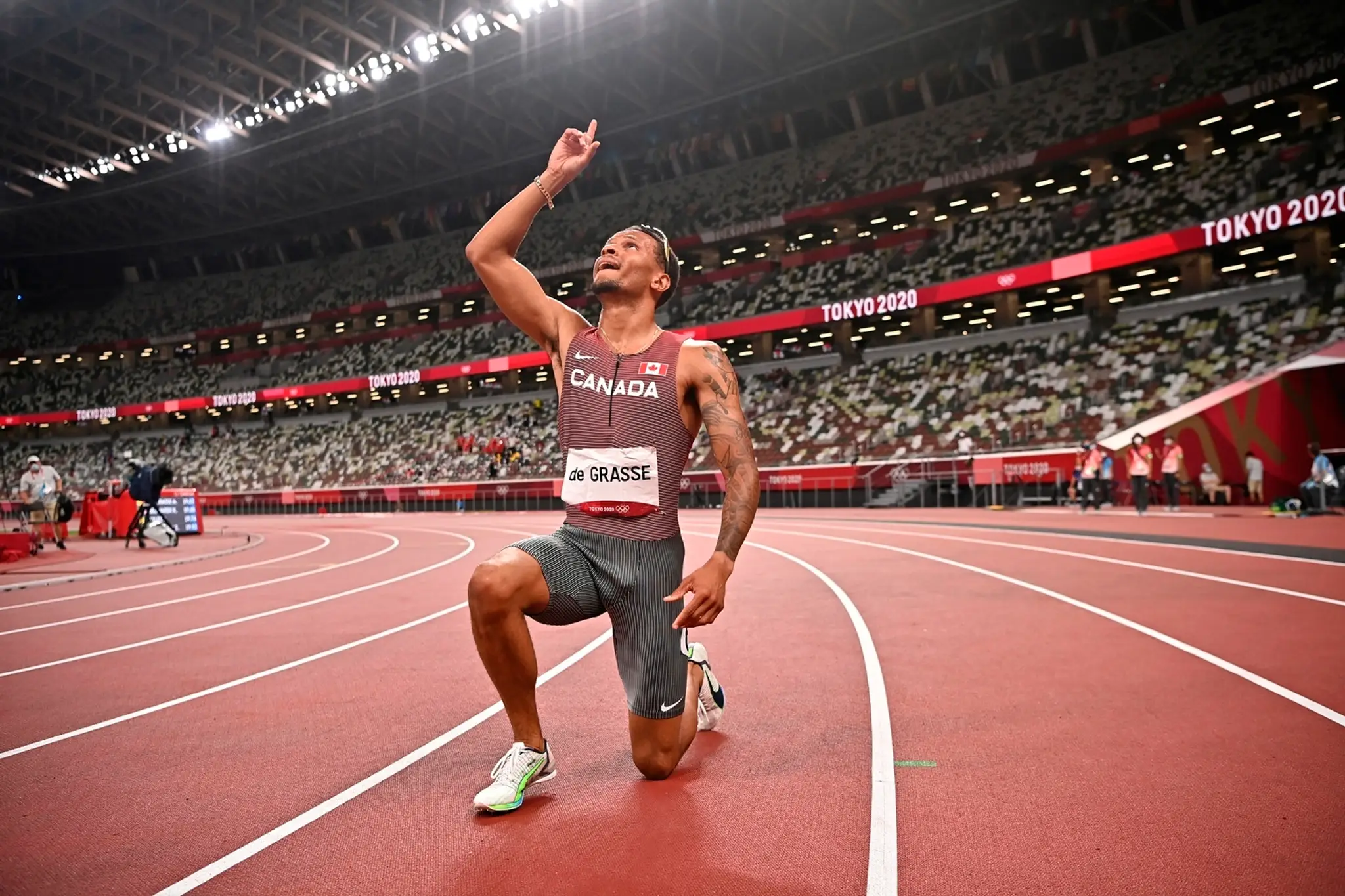 Kanaďan Andre De Grasse po triumfe v behu na 200 m.