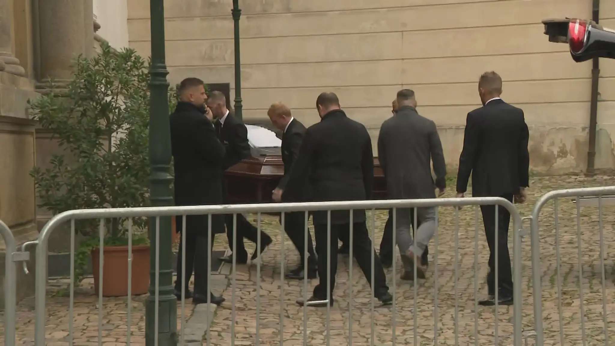 Muži nesú rakvu s pozostatkami Vaša Patejdla.