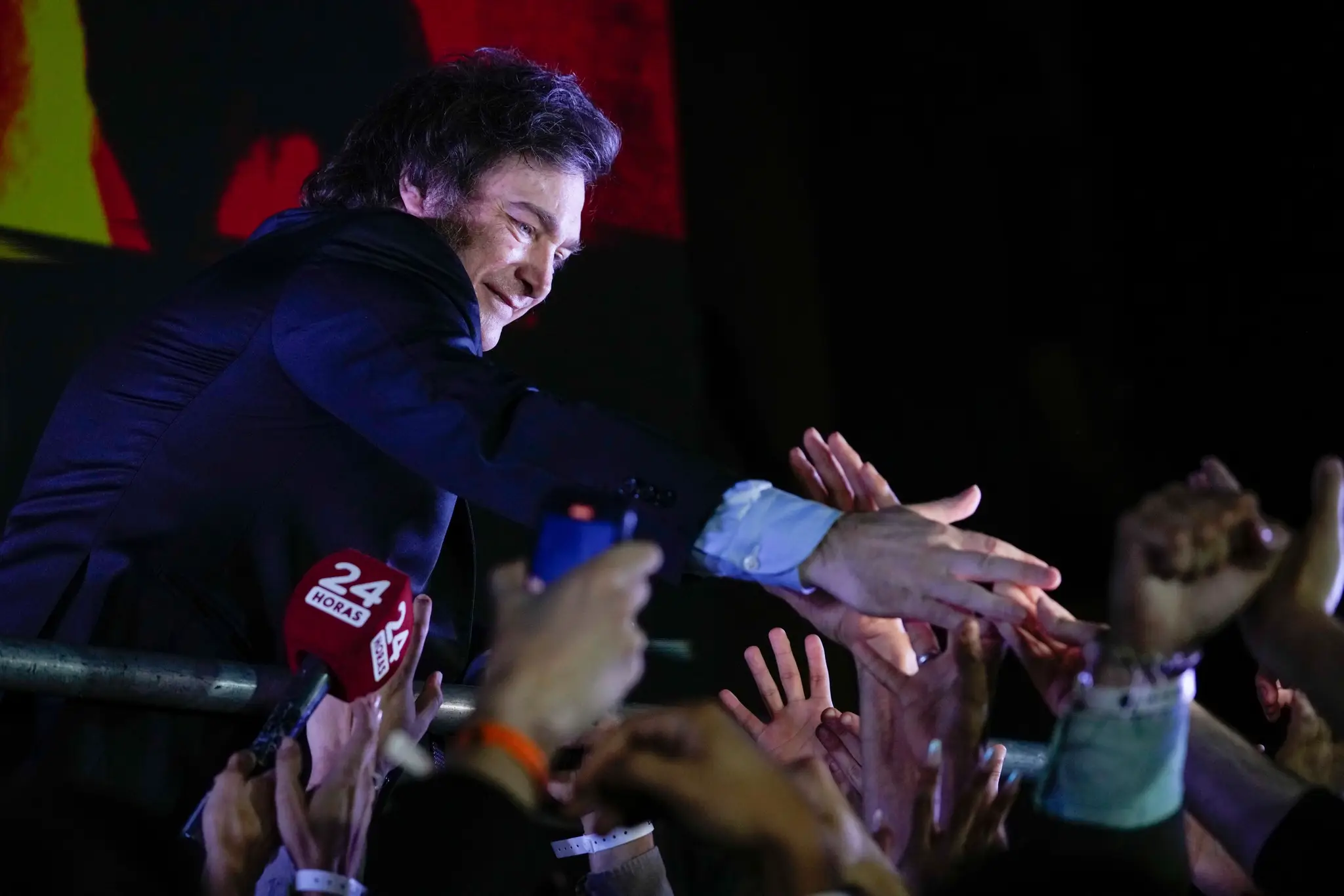 Novým prezidentom Argentíny sa stane krajne pravicový ekonóm Javier Milei.