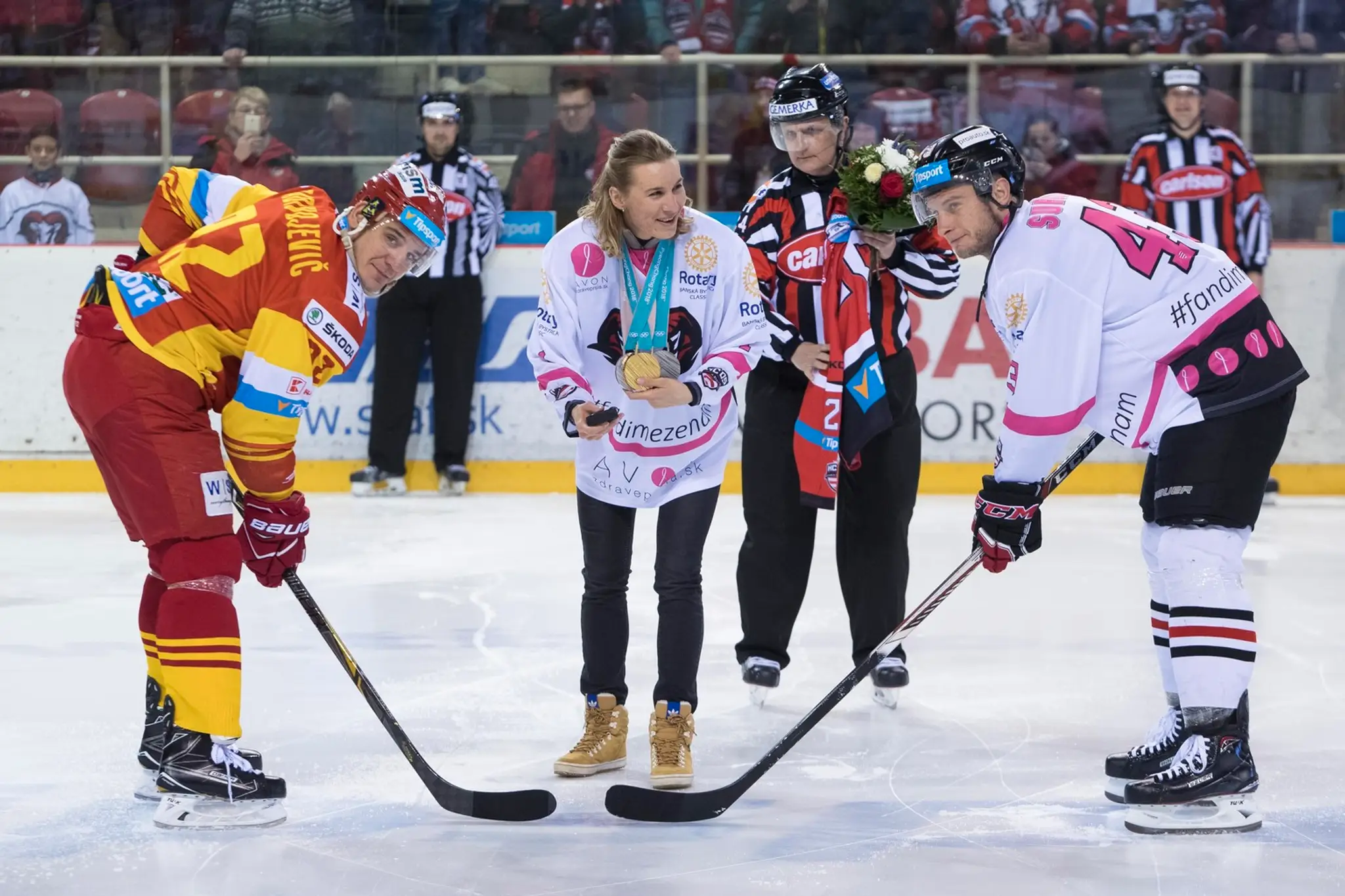Anastasia Kuzminová vhadzuje čestné buly medzi Tomáša Surového a Branka Radivojeviča..jpg