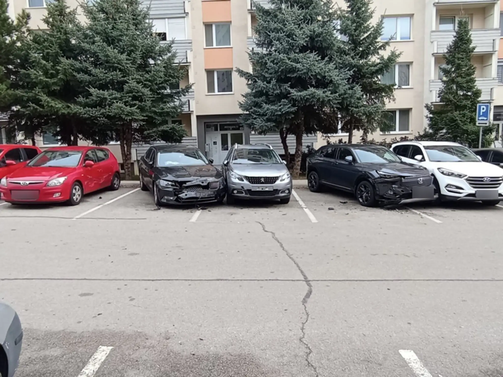Mladík nabúral päť áut.