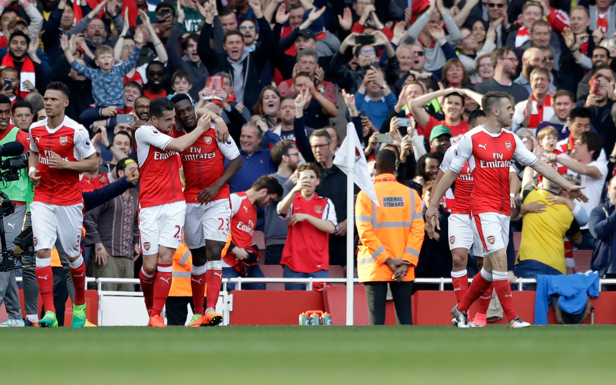 Radosť hráčov Arsenalu po góle v sieti ManUtd.
