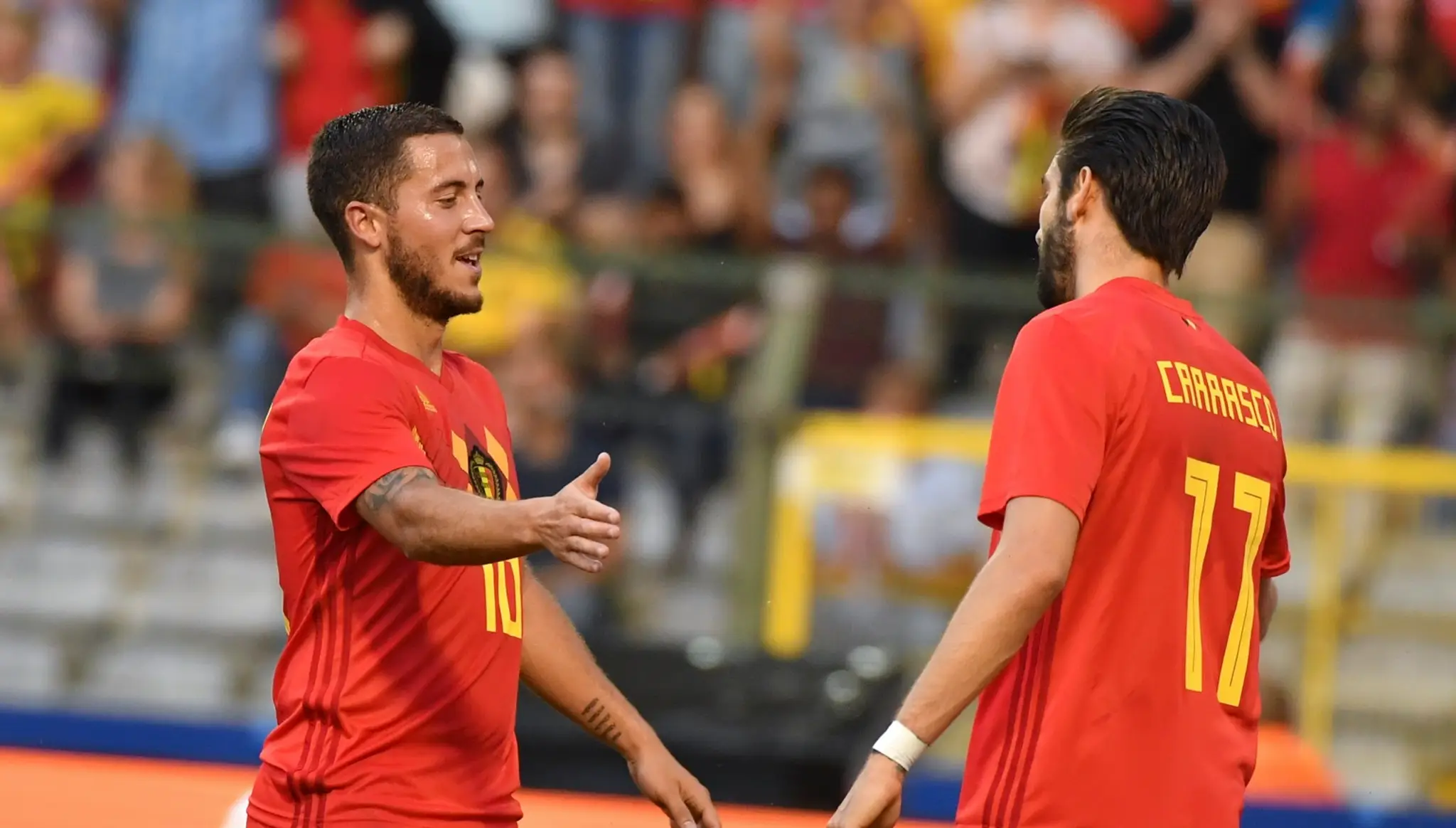 Eden Hazard (vľavo) prijíma gratuláciu od belgického spoluhráča Yannicka Carrasca po góle v príprave pred MS proti Egyptu.